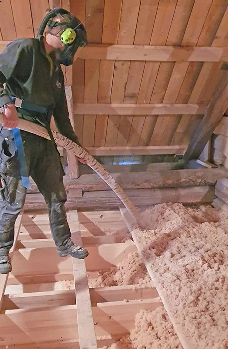 Blåseisolering med trefiber slår tradisjonell håndisolering på tid og kostnad