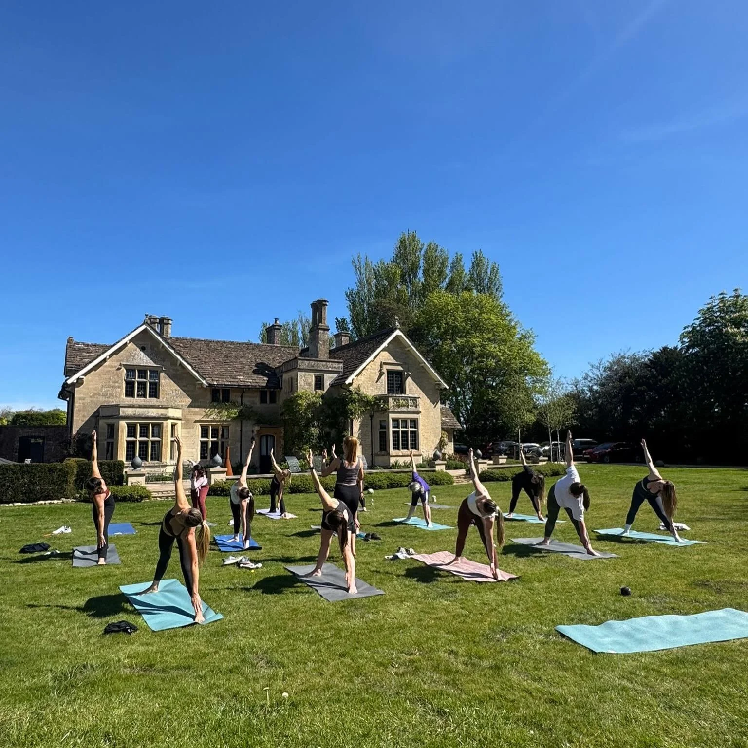 A bunch of zen hens this weekend 👰🏼&zwj;♀️🧘🏼&zwj;♀️

Yoga &amp; pilates are such a perfect compliment to a weekend of celebrations - suited to all abilities and ages and tailored to any requests - maybe it&rsquo;s the little wellness injection ev