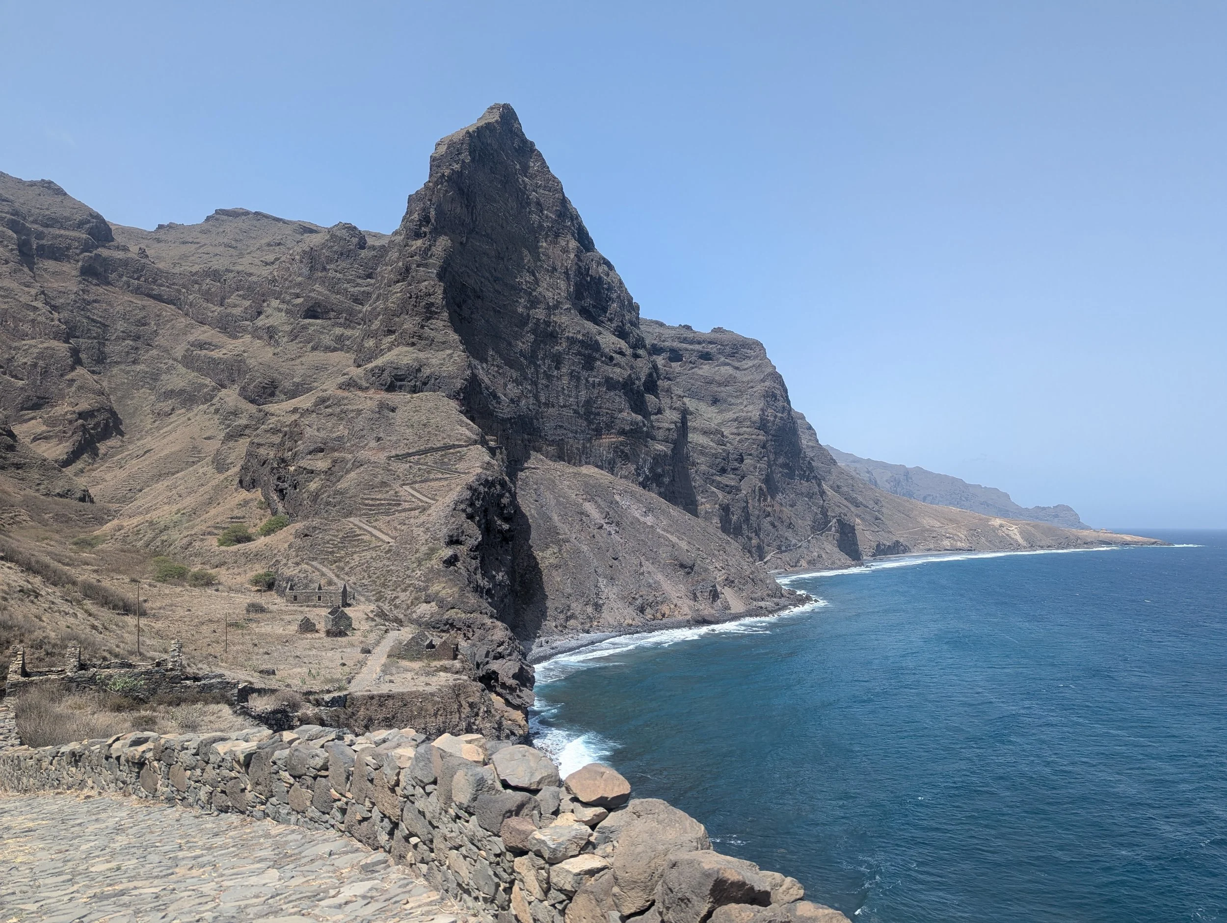 Udsigt over bjerge og hav fra kystvandring på Santo Antão (Kap Verde)