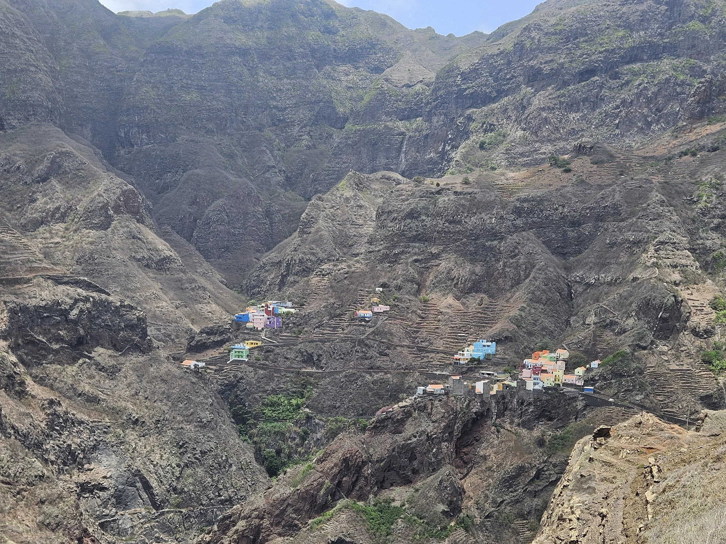 Vandring i bjergene på Santo Antao - her en lille by med fint malede huse