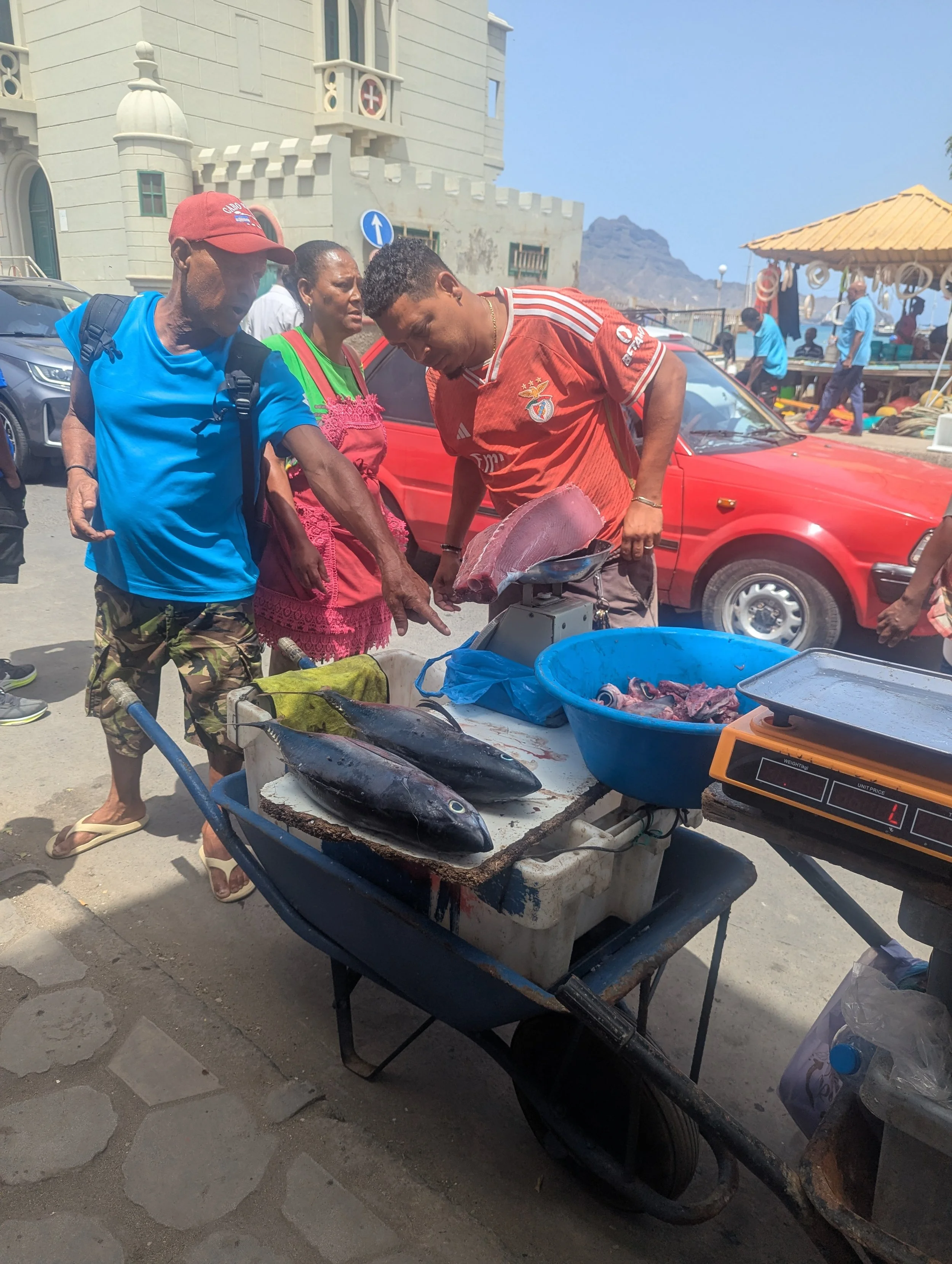 en fiskesælger overbeviser sin kunde om at fisken er god på marked i Mindelo Sao Vicente