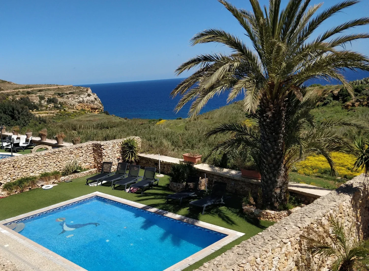 Middelhavs-idyl-på-Gozo-udsigt-over-havet-fra-villa-med-pool.webp