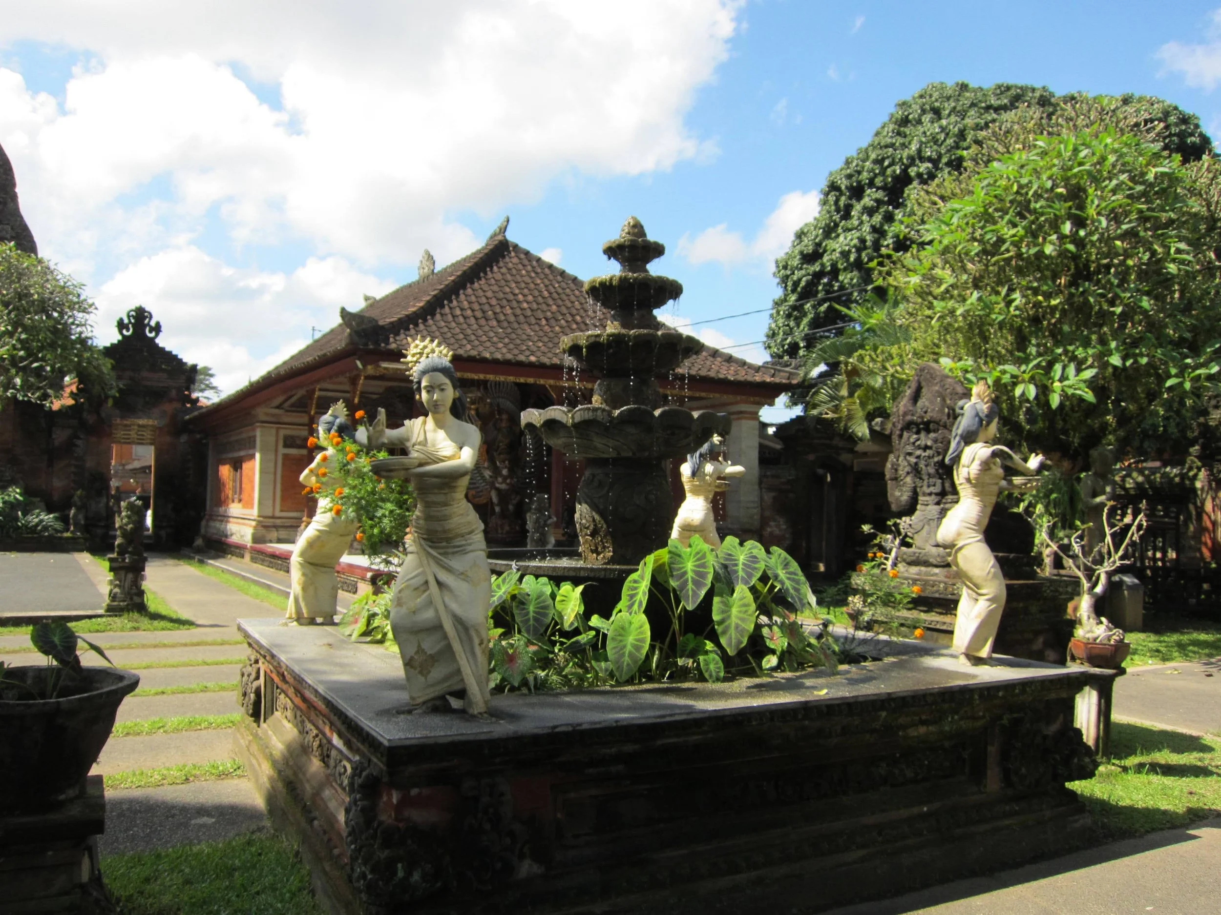 ubud-tempel-dansende-statuer-bali-kulturrejse-boblerejser.JPG