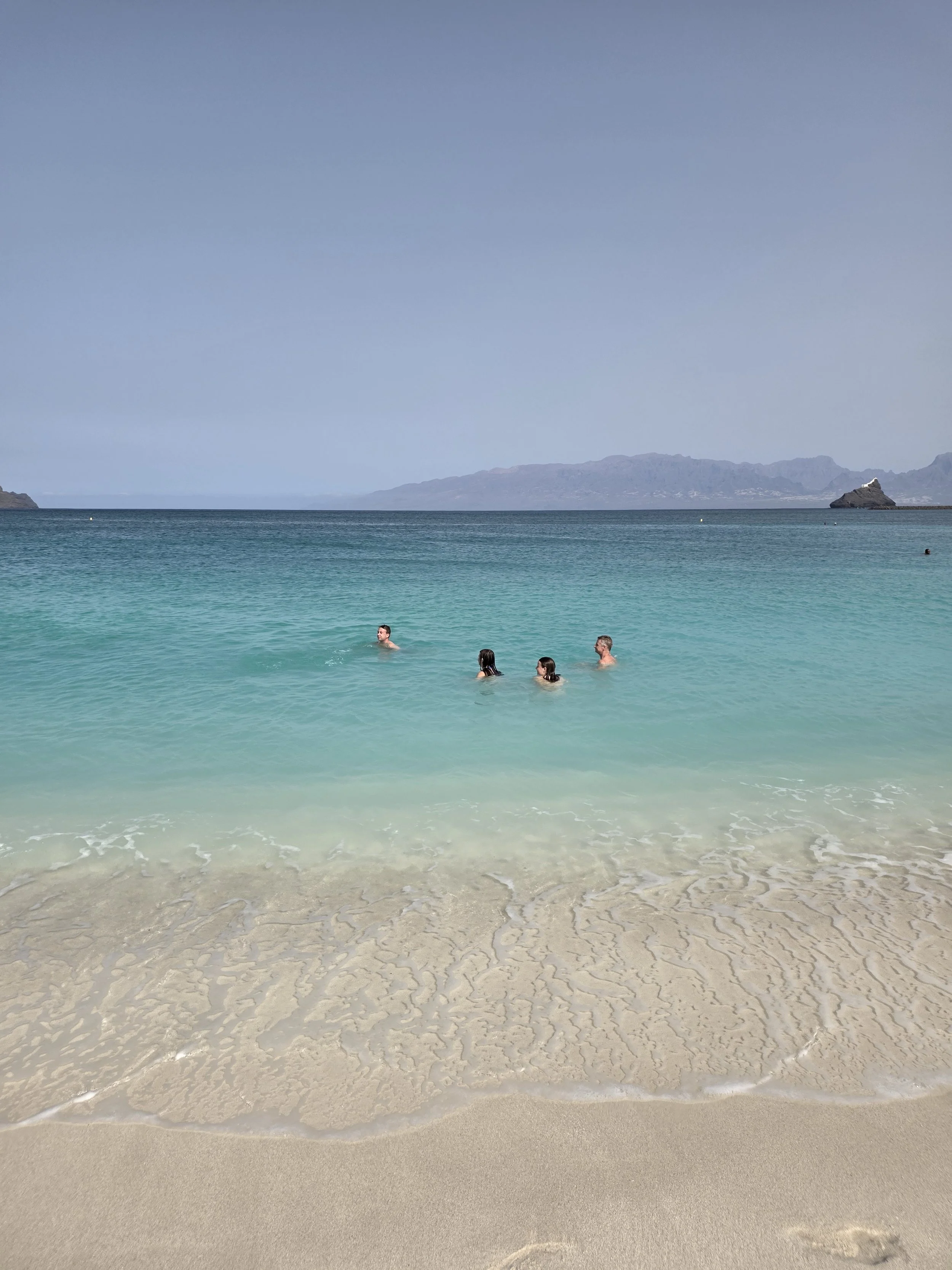 Badende ved strand i Mindelo São Vicente Kap Verde