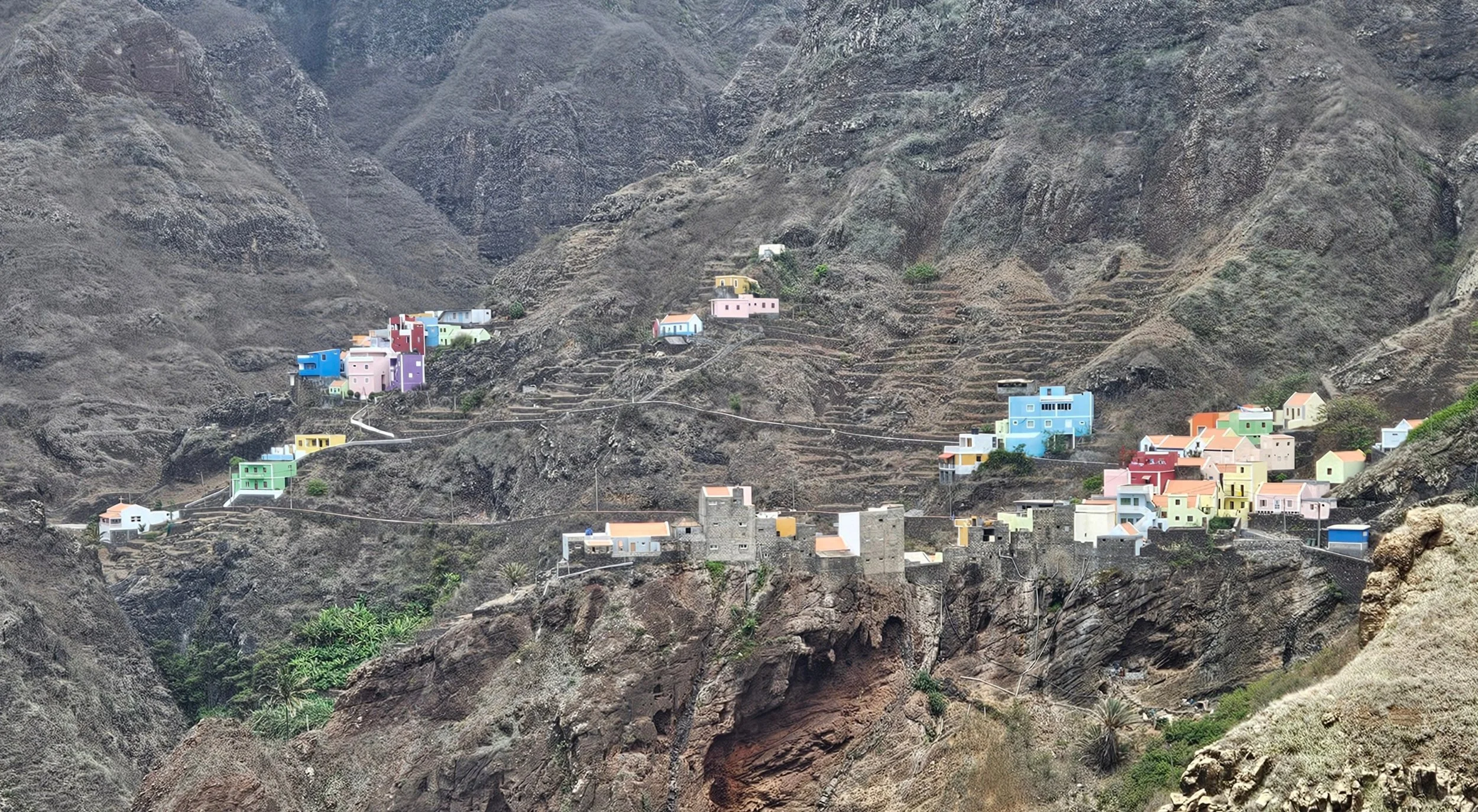 Fontainhas mellem de dramatiske bjerge på Santo Antão