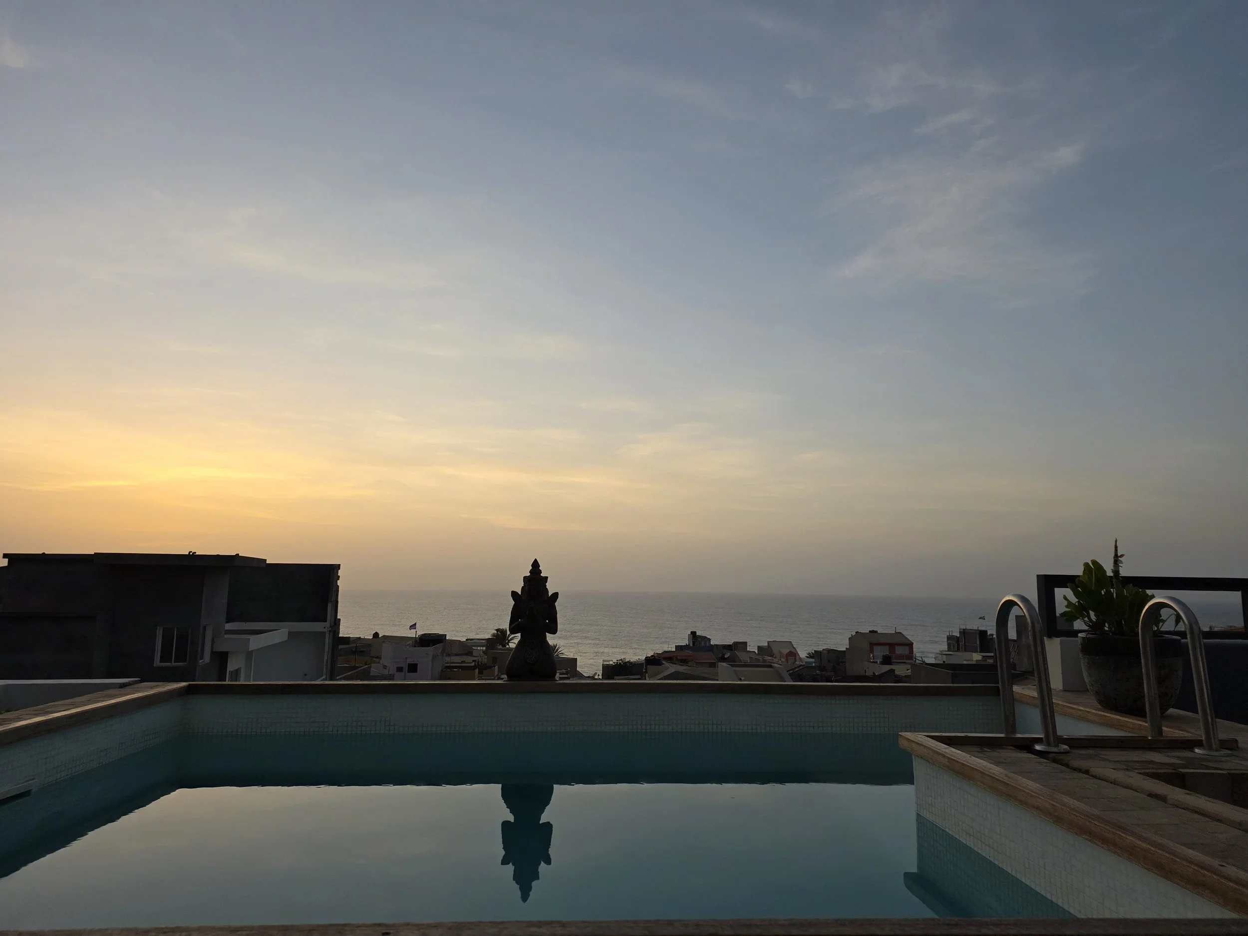 solnedgang over Ponta Do Sol - med udsigt over pool, by og hav