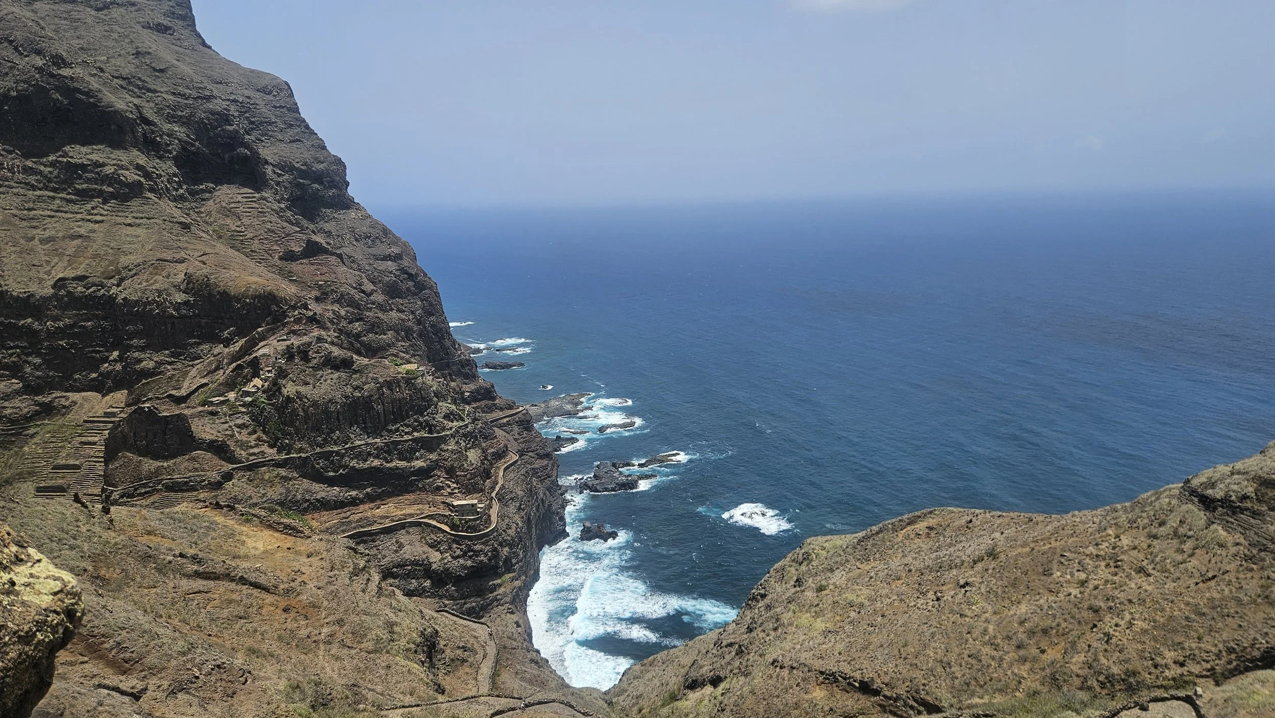 Udsigt over bugt på kystvandring på Santo Antão (Kap Verde)