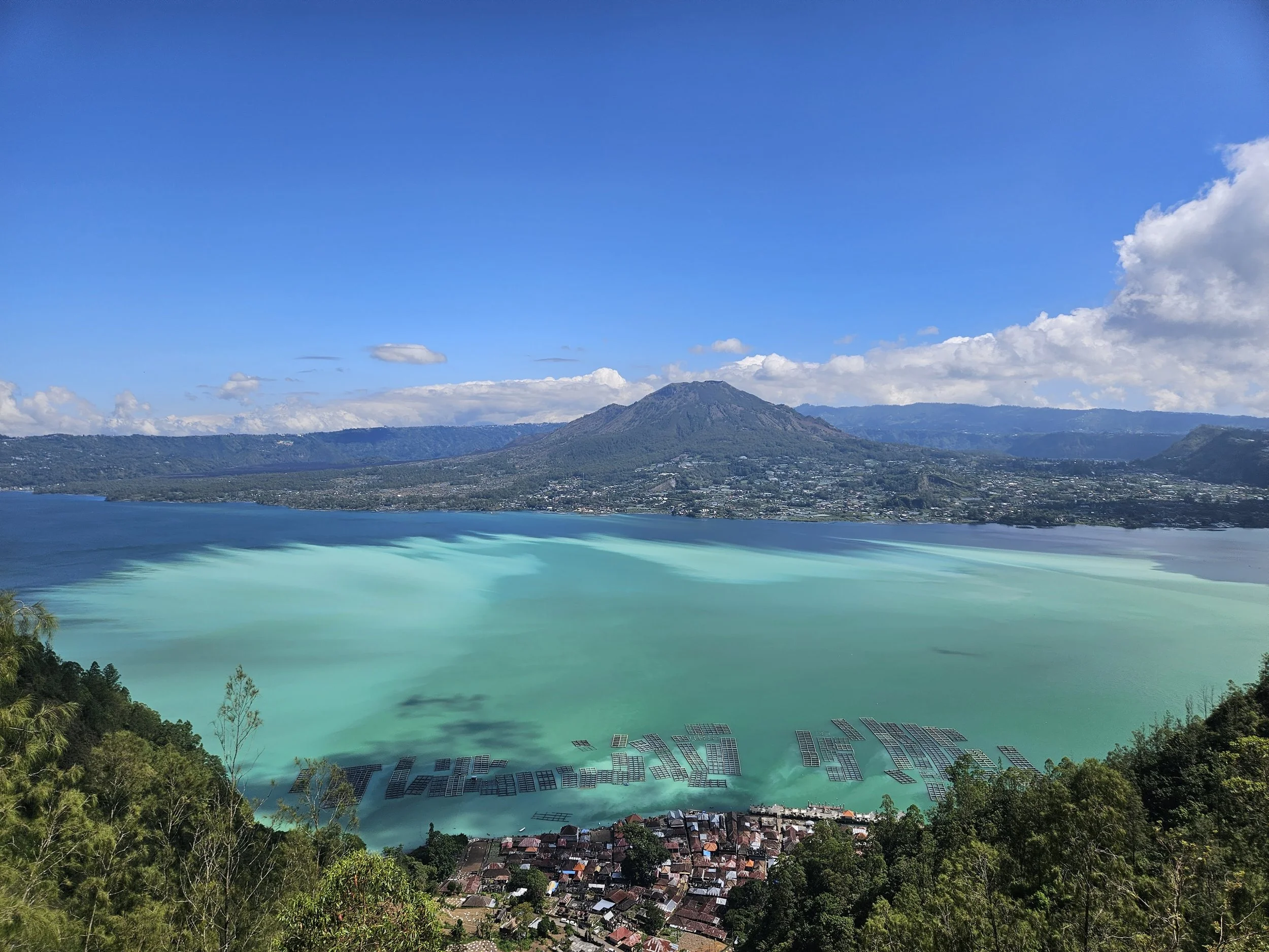 Udsigt over vulkansøen fra Mount Batur på Bali