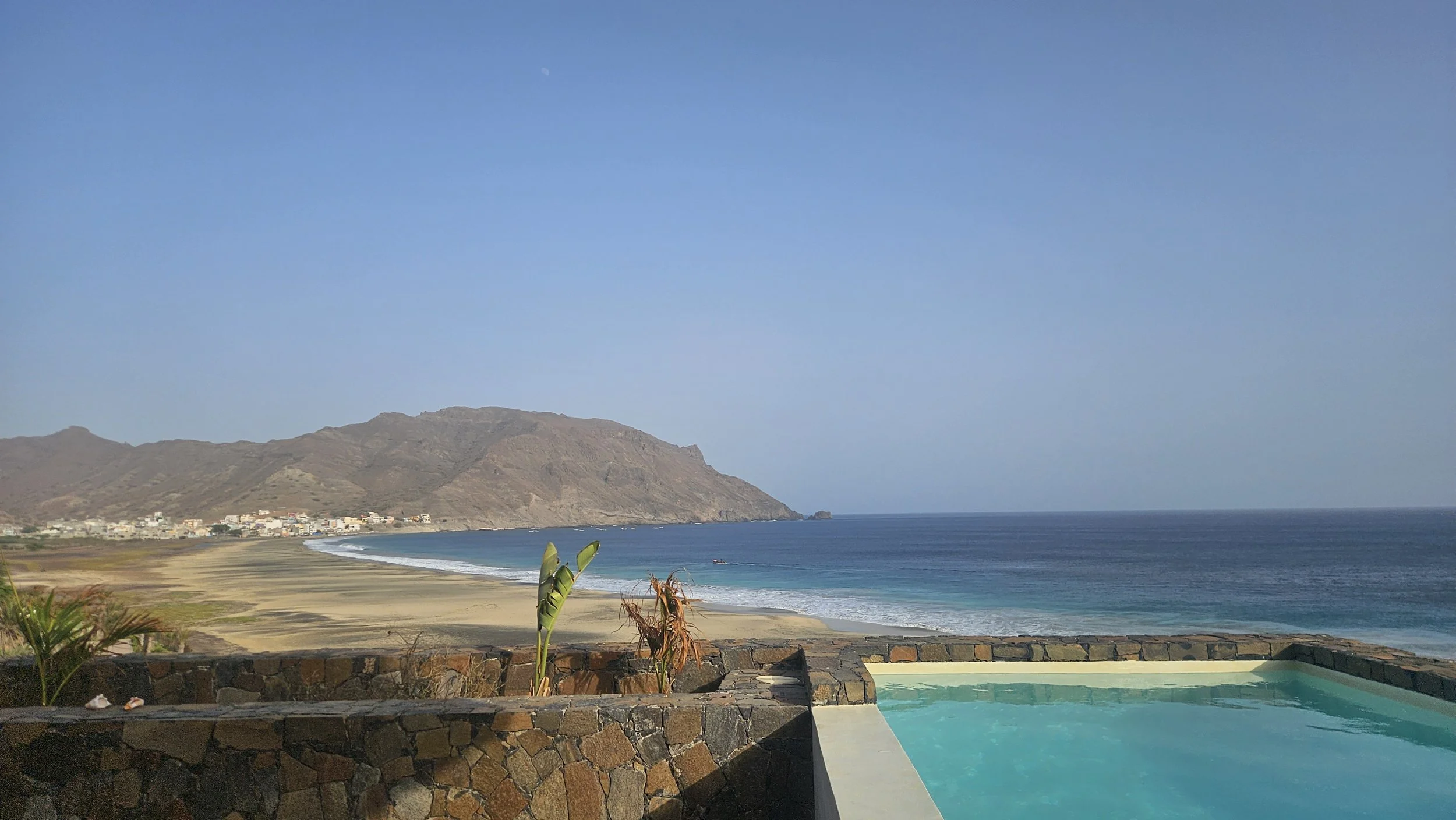 Udsigt over pool og havet ved Sao Pedro Bay (Kap Verde)