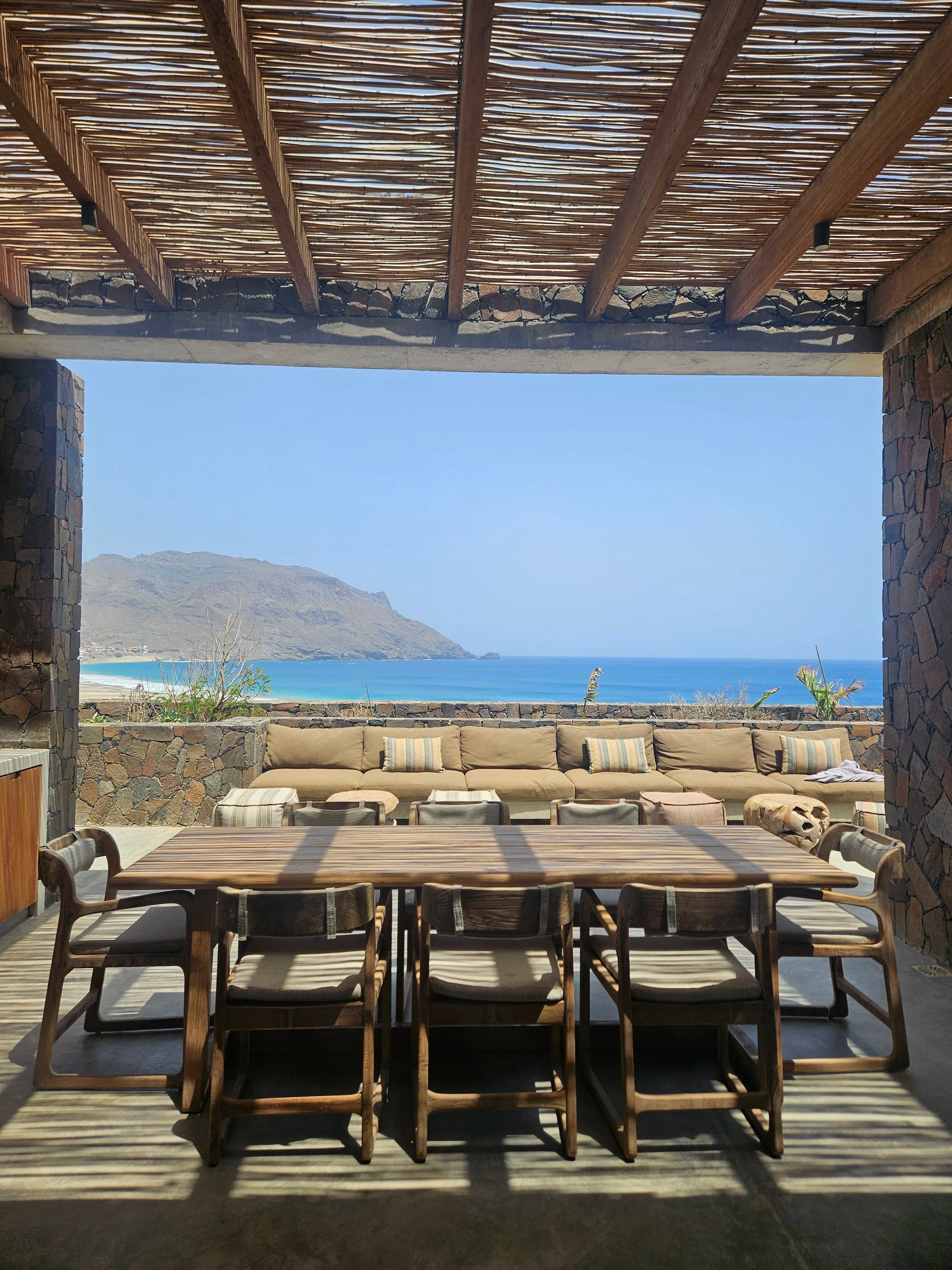 Terrasse i villalejlighed med udsigt over stranden og havet ved São Pedro Bay