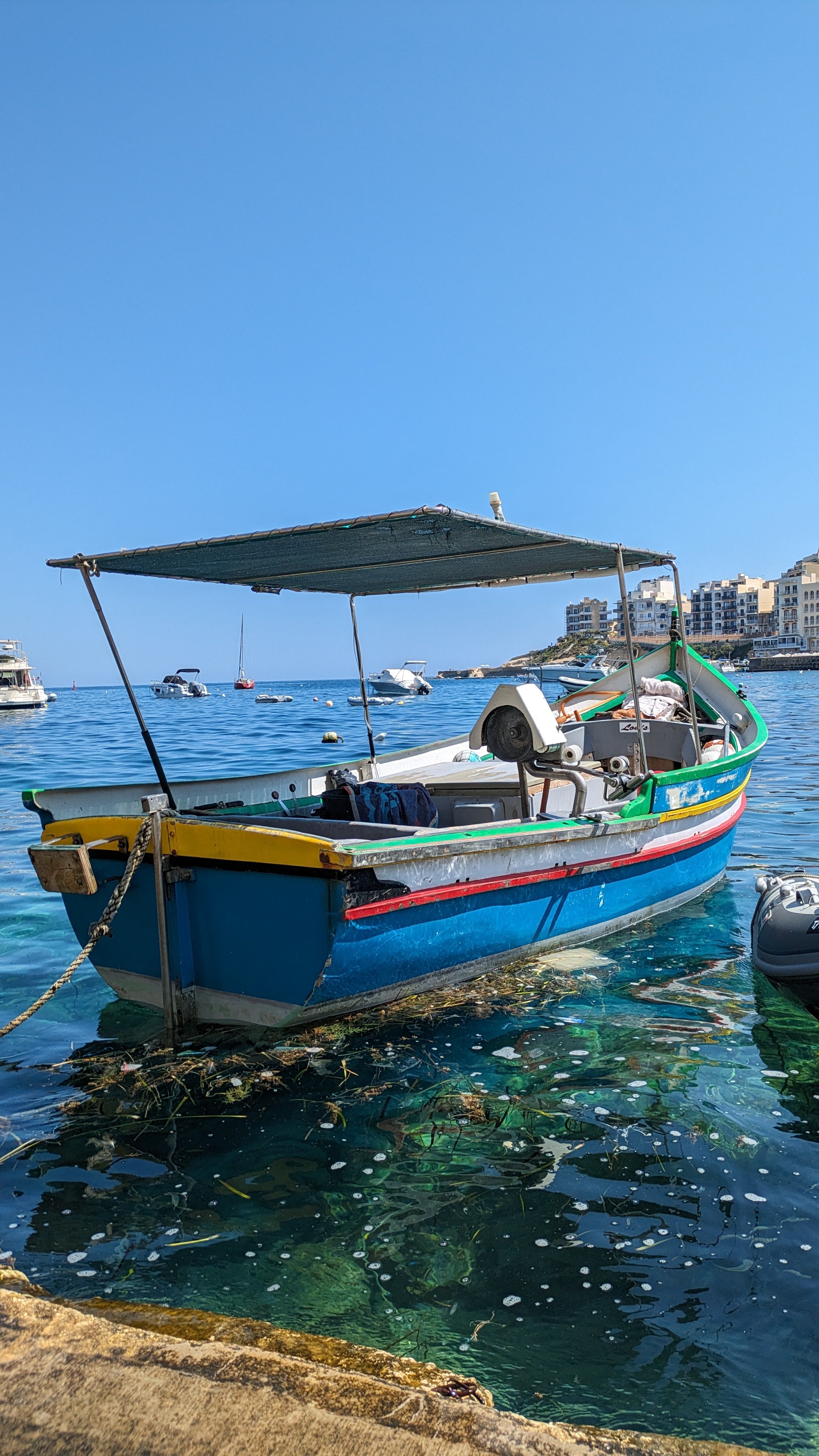 En maltesisk fiskerbåd ligger i havn på Gozo, Malta