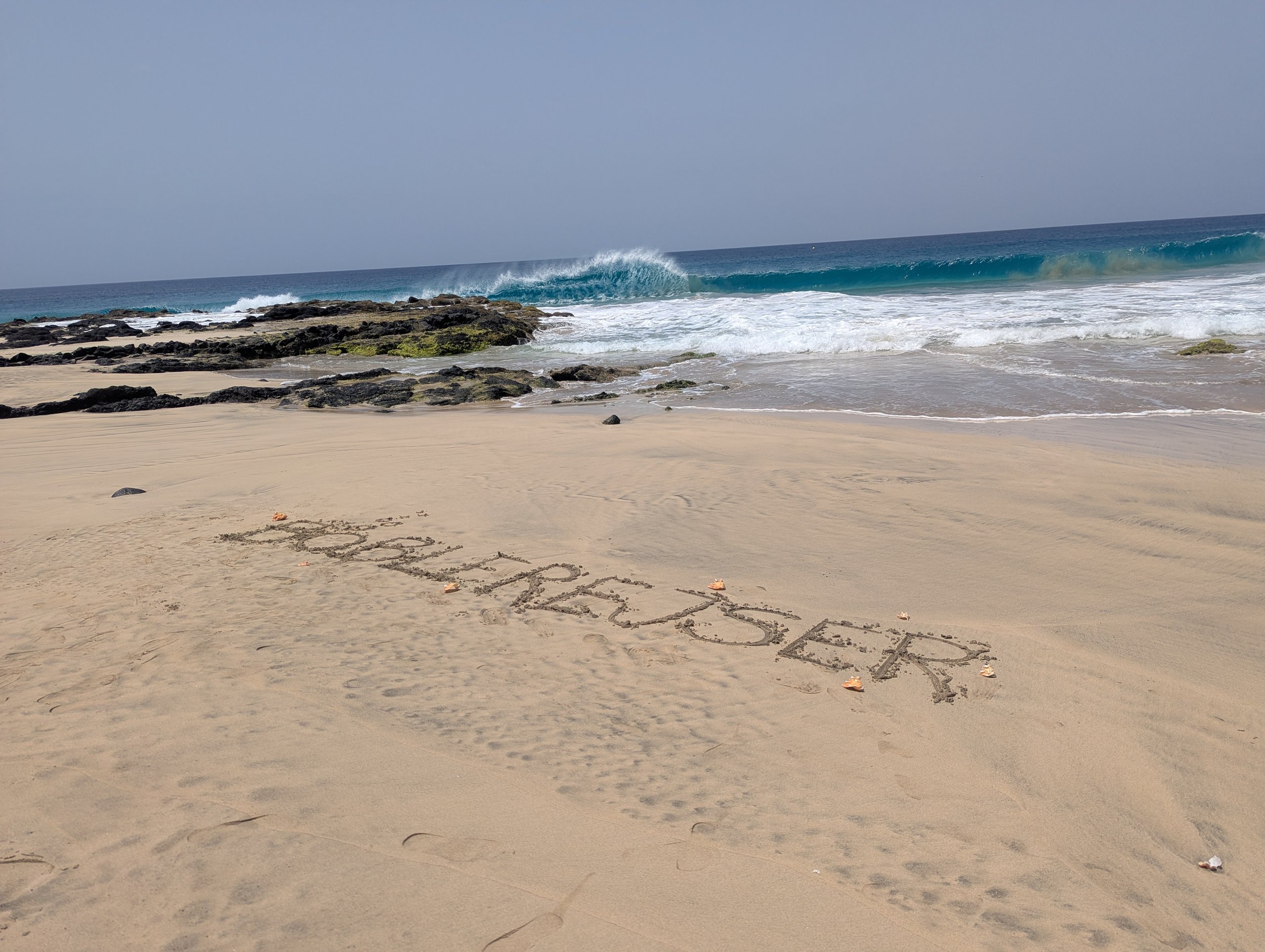 bølger slår ind over strand på sao pedro bay Boblerejser er skrevet i sandet