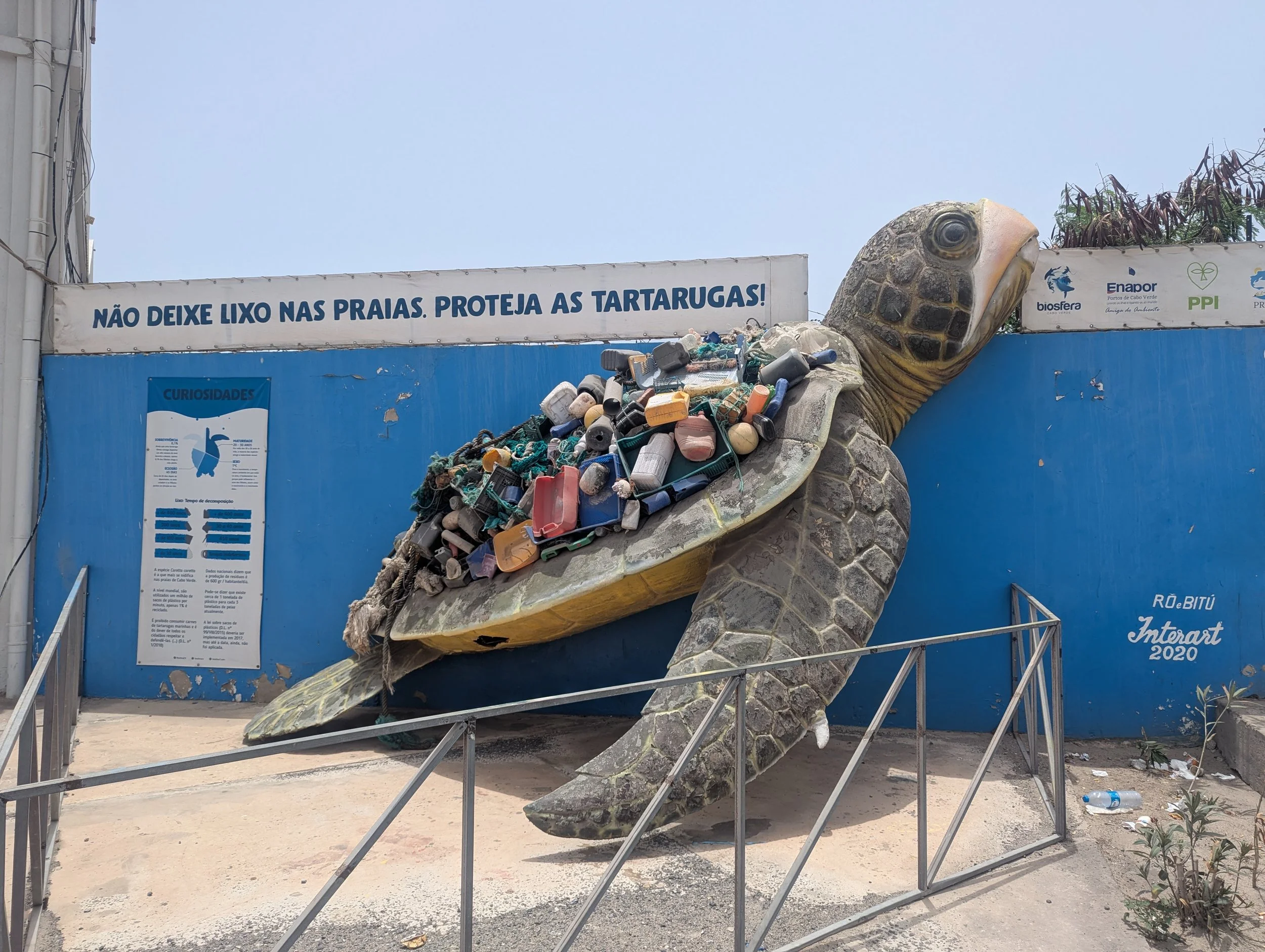figur af havskildpadde med skrald på ryggen i Mindelo på São Vicente (Kap Verde) 