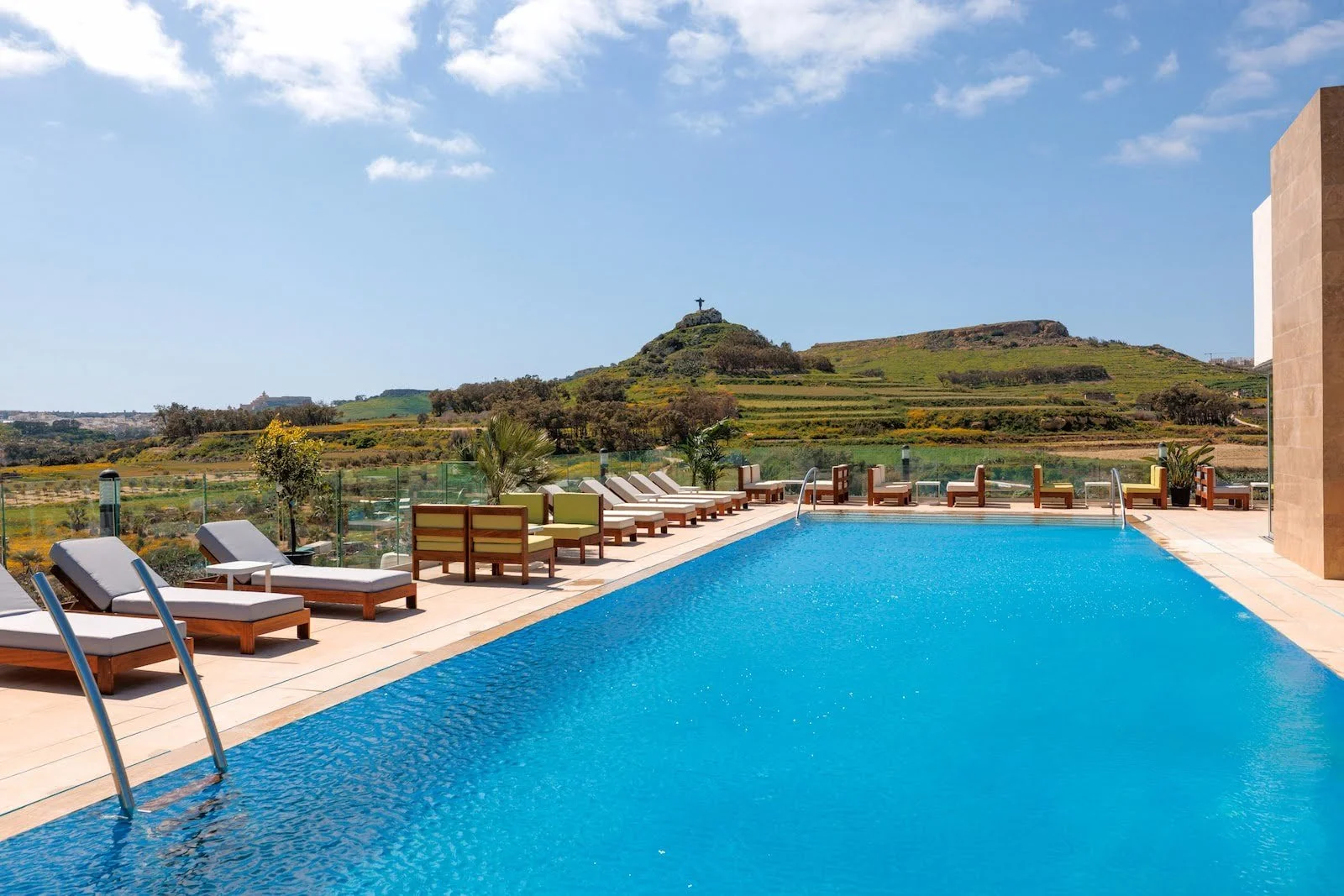 Gozo-Malta-Hotel-Udsigt-Pool-boblerejser.jpg
