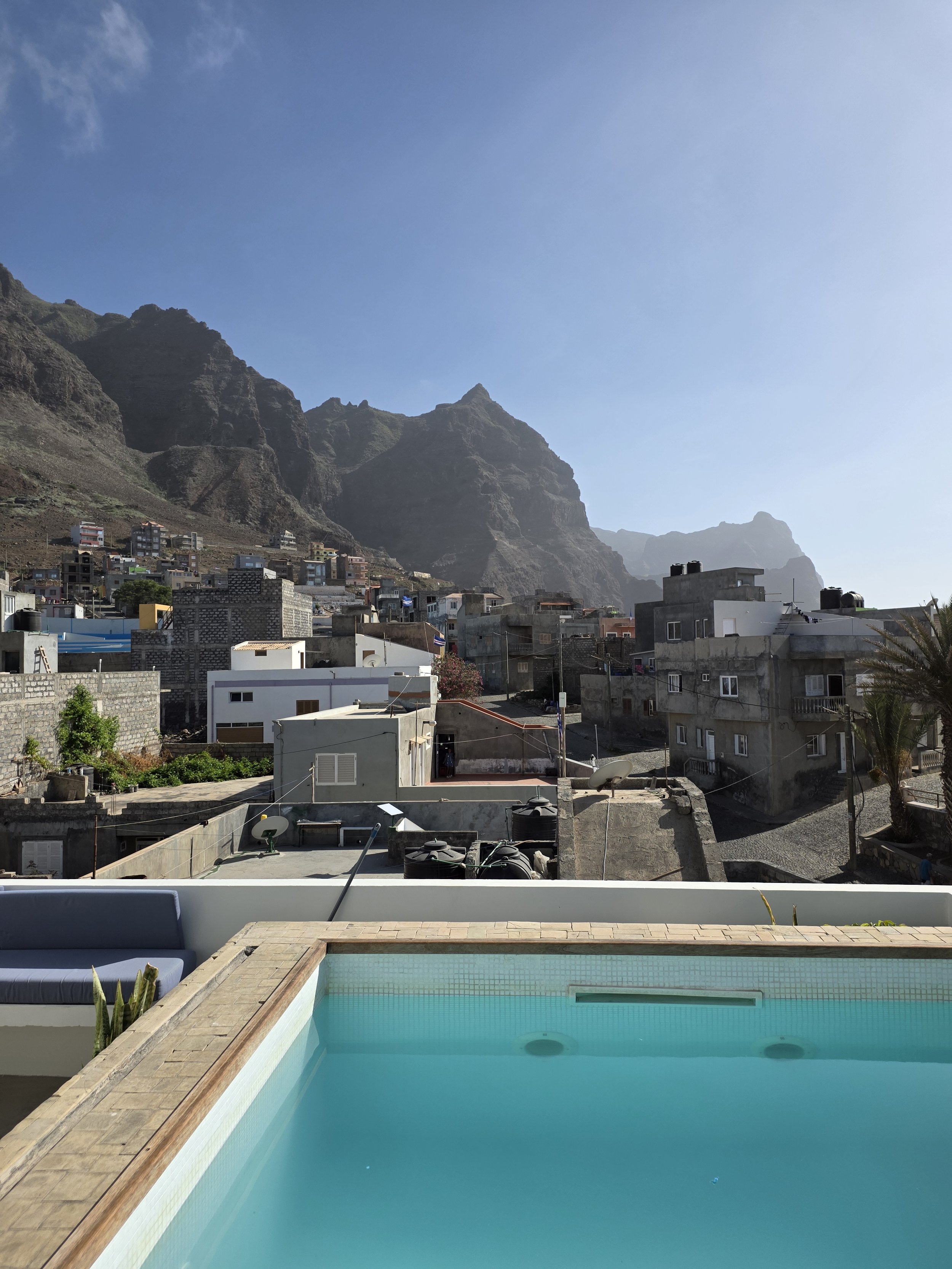 Udsigt over by og bjerge fra tag-pool på lille boutique hotel i Ponta Do Sol på Santo Antão (Kap Verde)