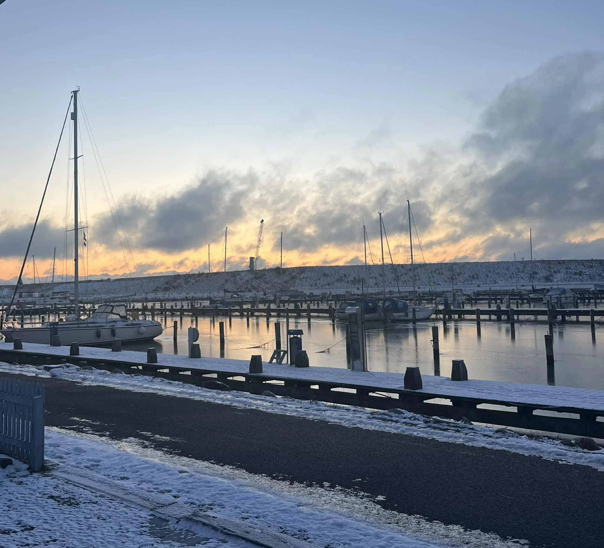 Smuk, stille vintermorgen ved Køge Marina