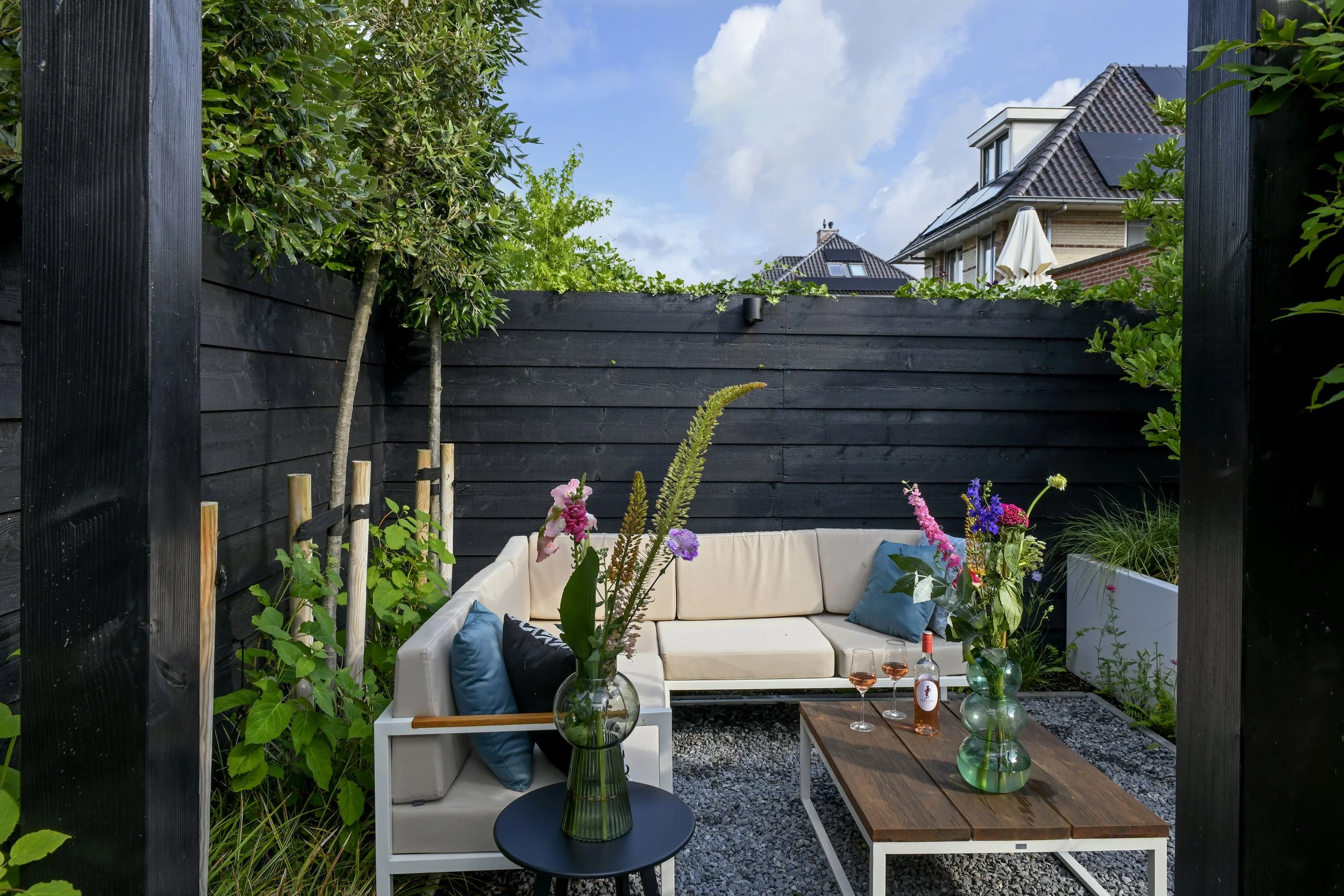 Loungehoek in moderne tuin
