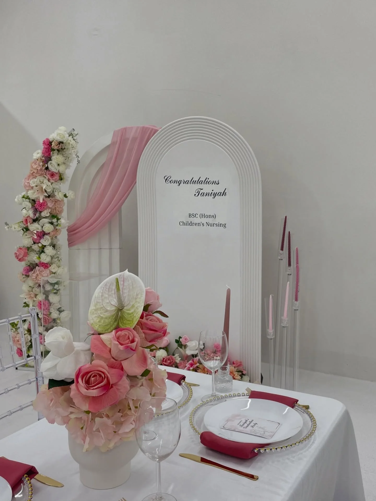 Pink and white graduation decor by Muun💕🌸

Please DM to book!🥰 

#floral #decor #pink #graduate #muunstudios