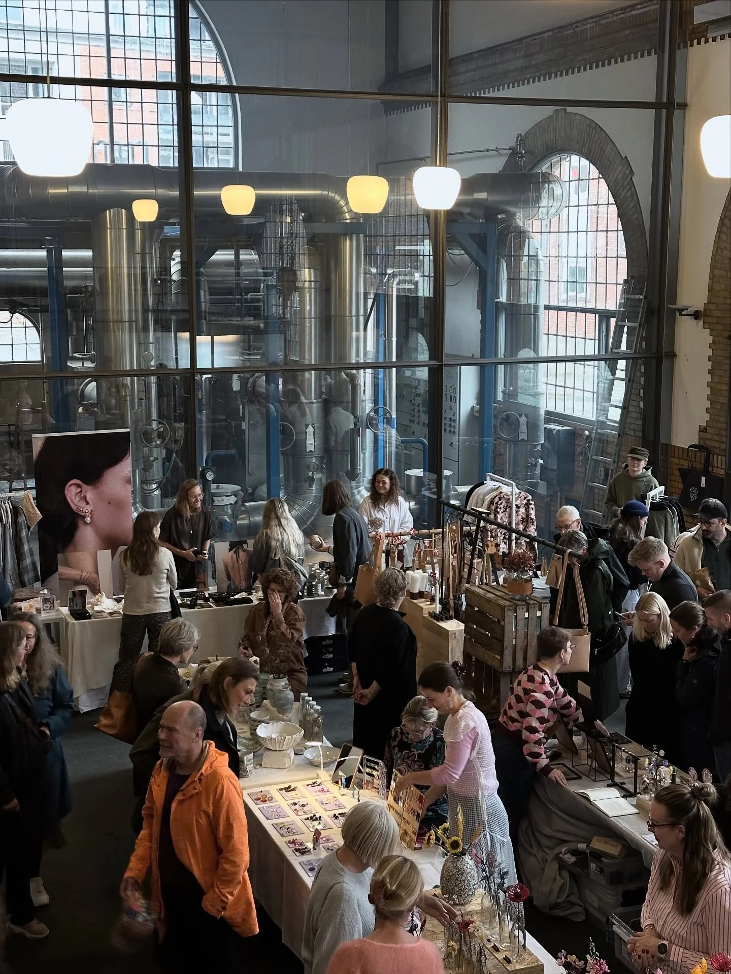 Det summer af liv i det gamle elv&aelig;rk. Kig forbi os i @ewiihouse i dag og g&aring; p&aring; opdagelse hos de mange dygtige udstillere. Vi har fri entr&egrave; og &aring;bne d&oslash;re frem til kl. 17.