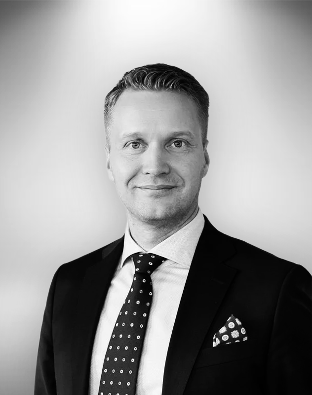 Panu Peitsaro henkilökuva, hänellä puku ja solmio.