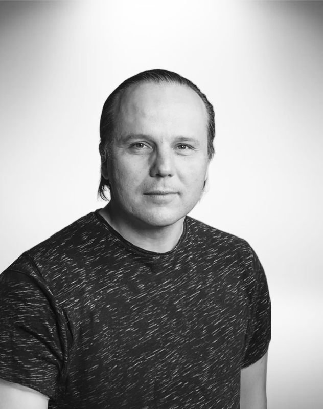Marko Huuskonen henkiökuva, päällä musta-harmaa t-paita.
