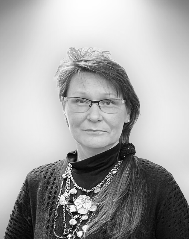 Maarika Karjalainen henkilökuva, pukeutunut tummaan pitkähihaiseen, kaulassa erinäisiä koruja.