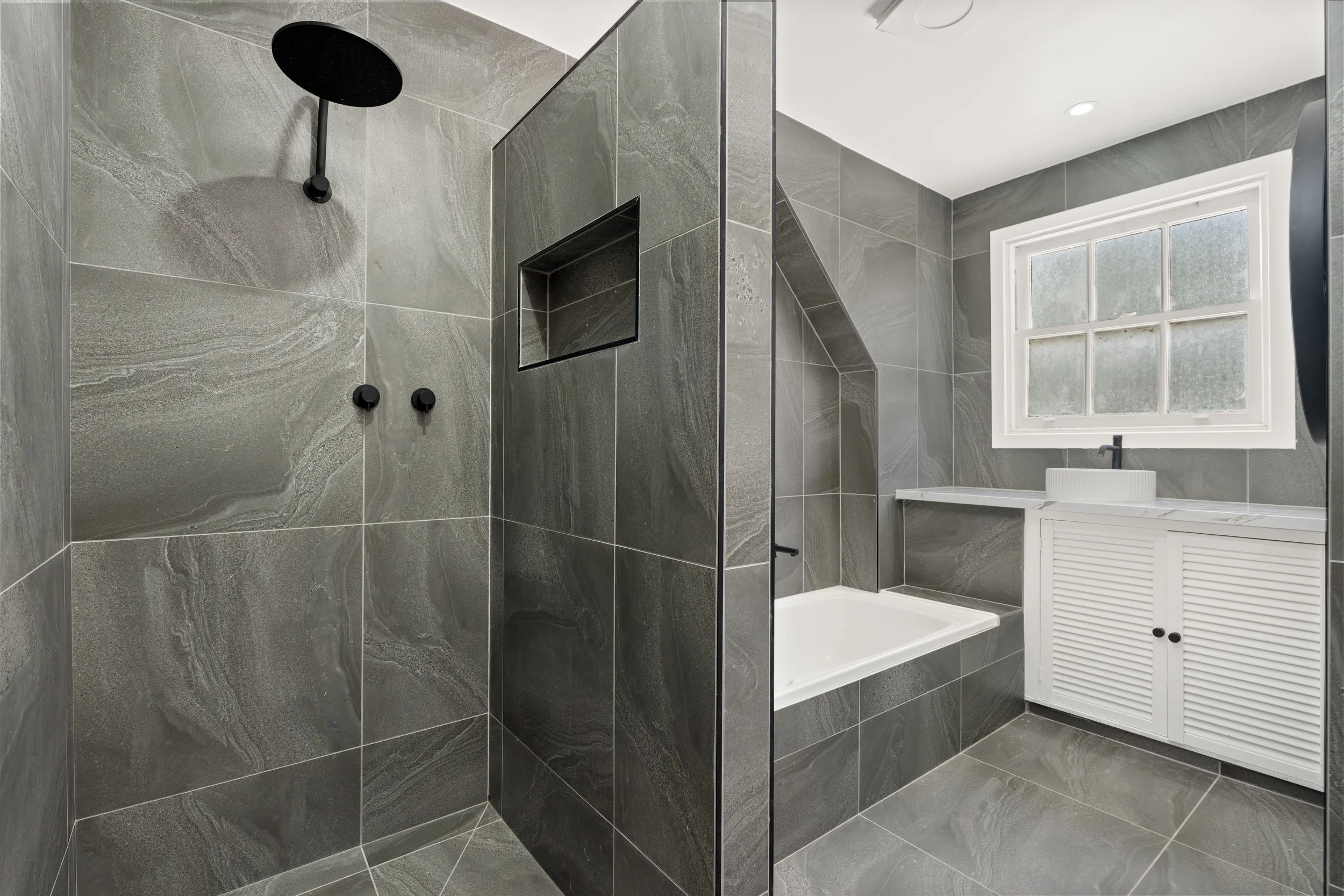 1 king main bedroom.jpg