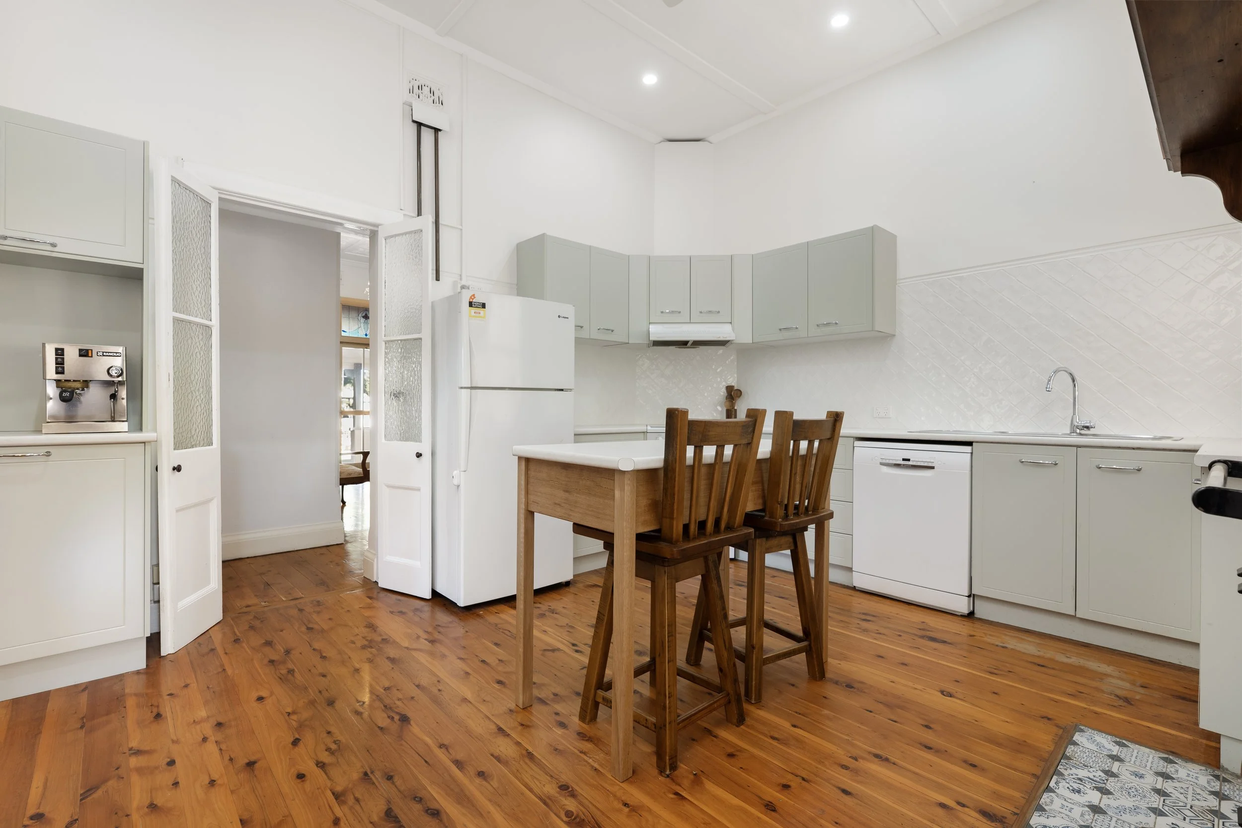 E - KITCHEN 02.jpg
