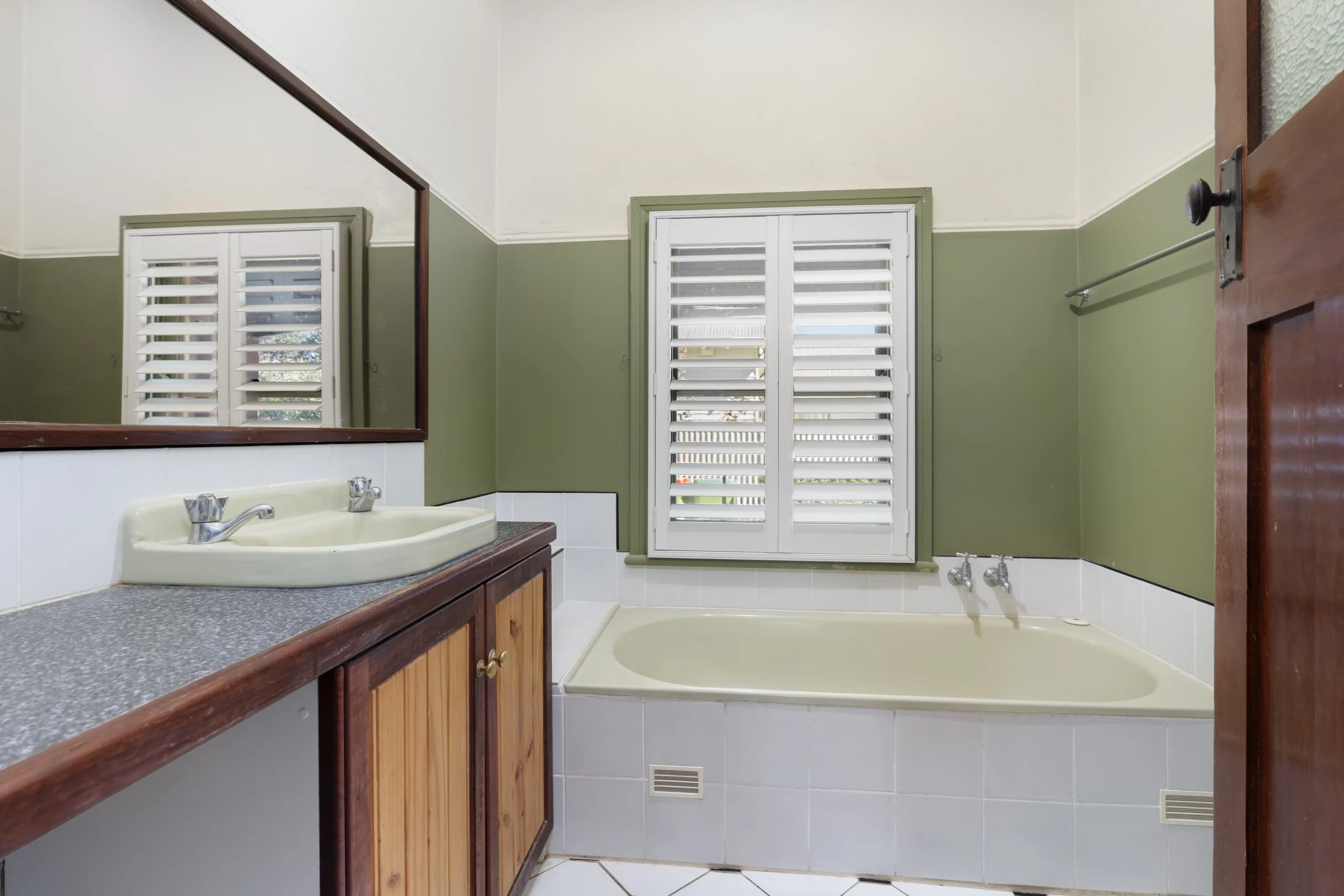 E - MAIN BATHROOM.jpg