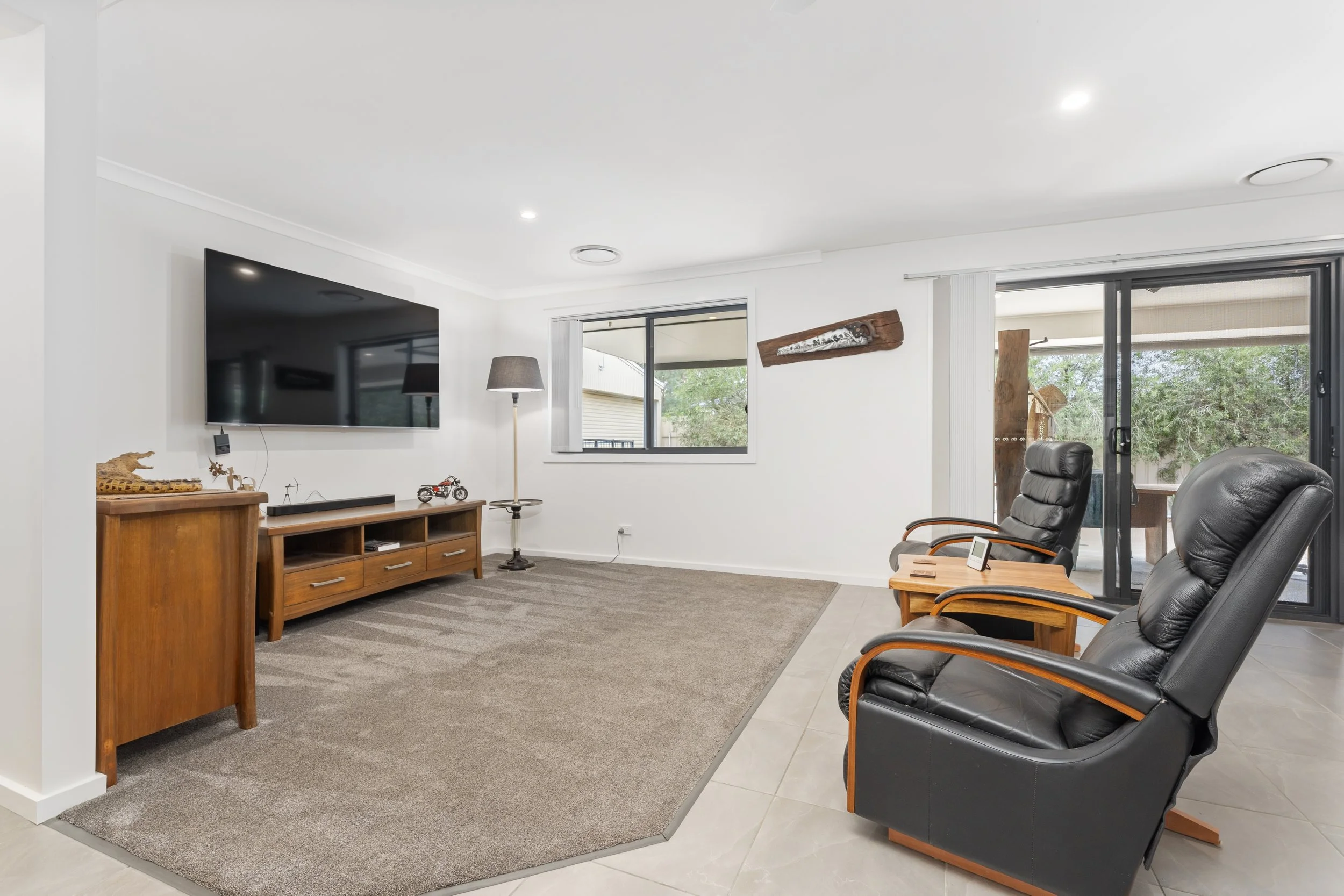 A FAMILYROOM.jpg