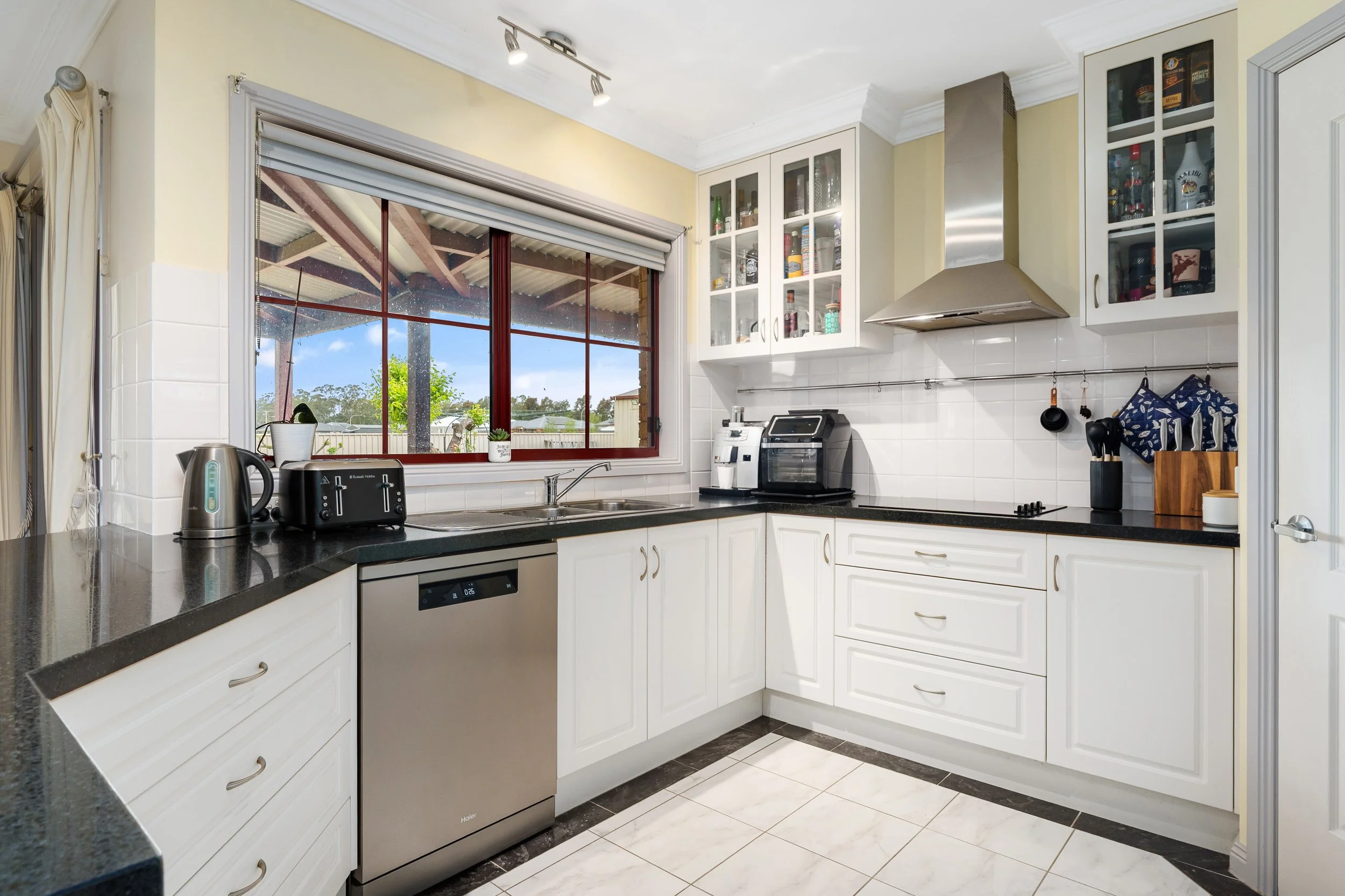 e kitchen 02.jpg