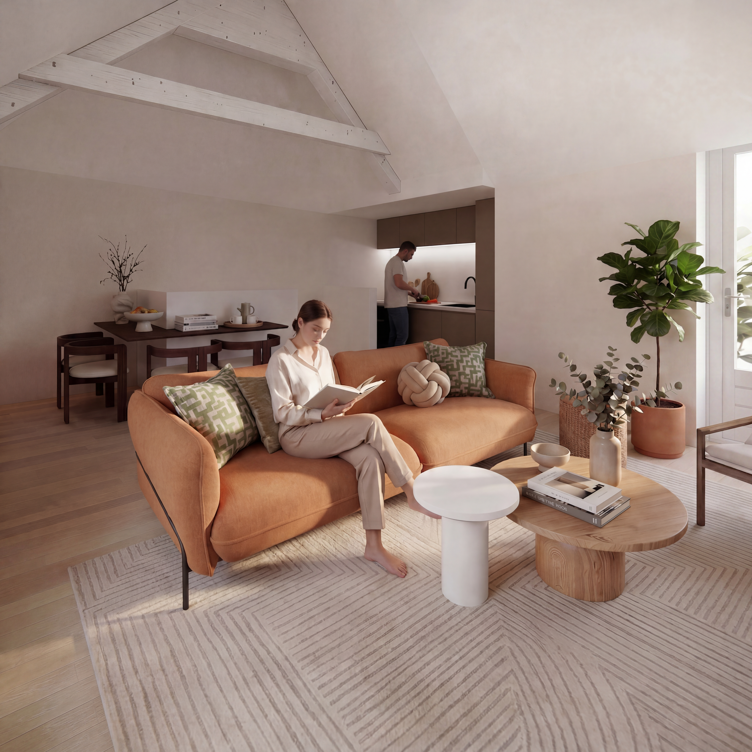 Een woonkamer met een houten vloer, een gestreepte tapijt, een bank met groene en beige kussens, een ronde houten bijzettafel en een grote groene plant. In de achtergrond is een persoon te zien die in de keuken bezig is, terwijl een vrouw op de bank leest.