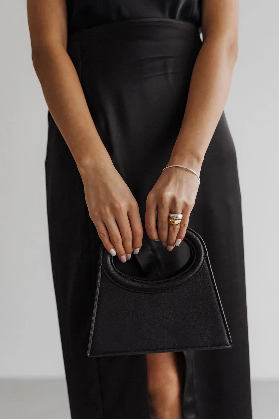 kaboompics_chic-minimalism-black-fashion-accessories-dark-aesthetics-36896.jpg