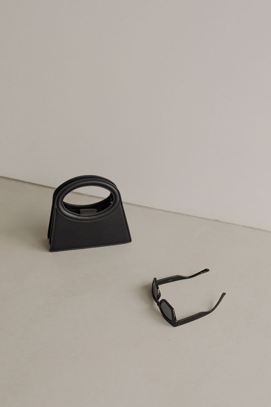 kaboompics_minimalist-fashion-accessories-black-bag-and-sunglasses-36850.jpg