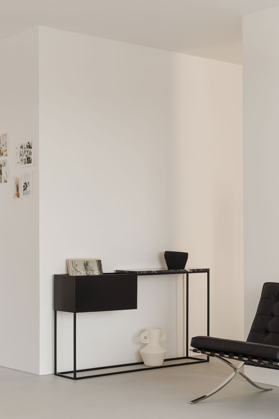 kaboompics_minimalist-interior-featuring-black-console-and-lounge-chair-37025.jpg
