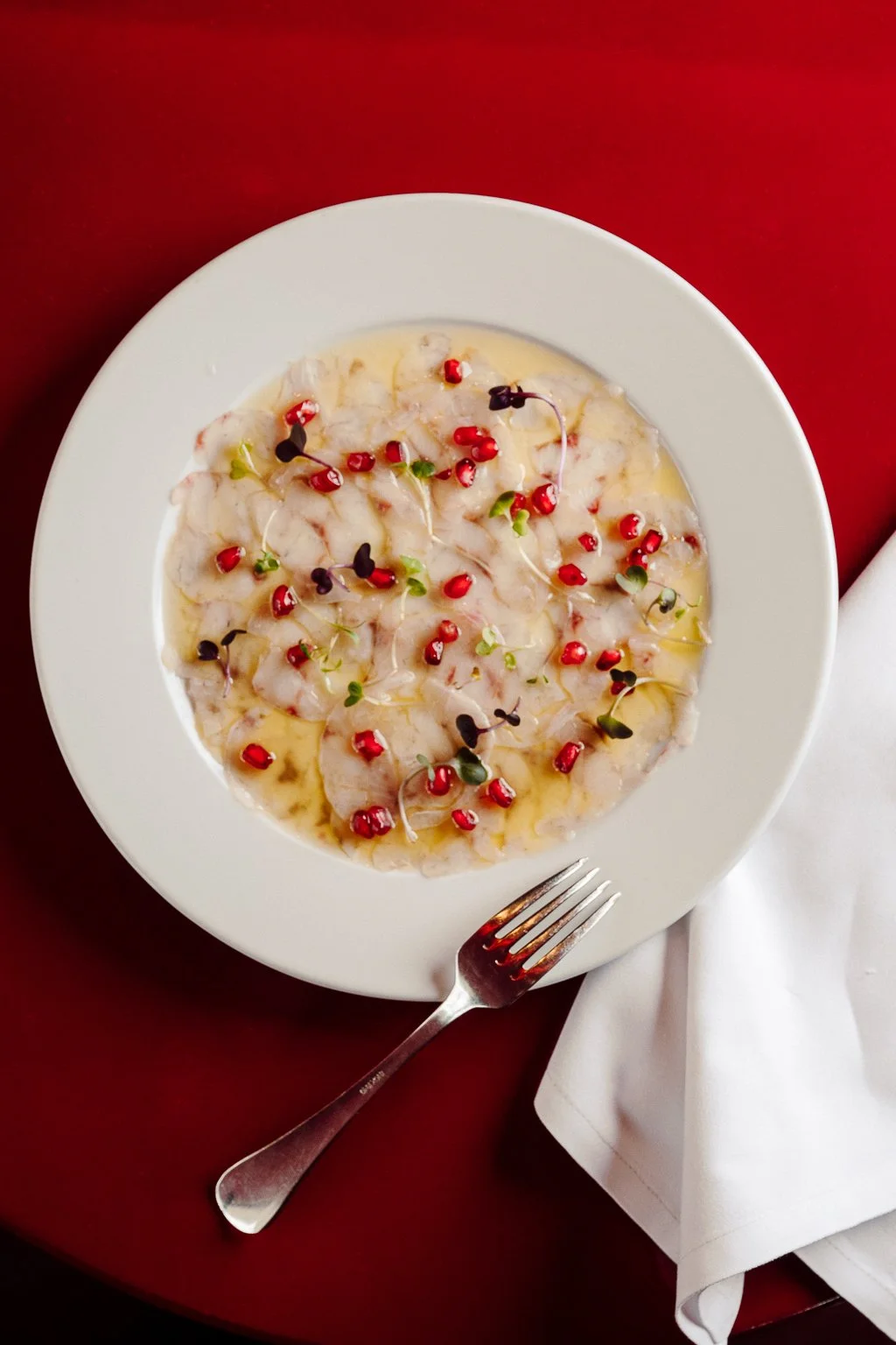 Carpaccio de bar Yuzu & Grenade du Restaurant Le Tourville Paris 7ème.