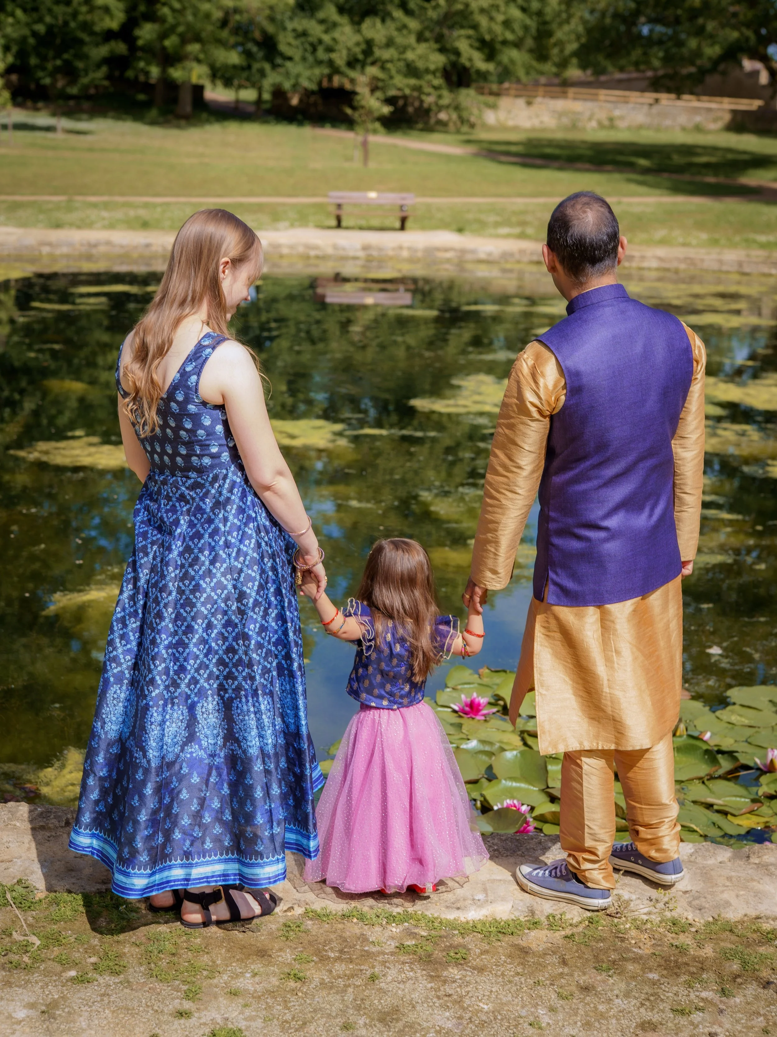 Here are some photos I took a few weeks back of a beautiful family session in the gorgeous sunshine 🌿🌞 Exploring, looking at the fish and ducks and finding squirrels! 

Having a little one myself (who is very shy of new people and takes a lot of wa