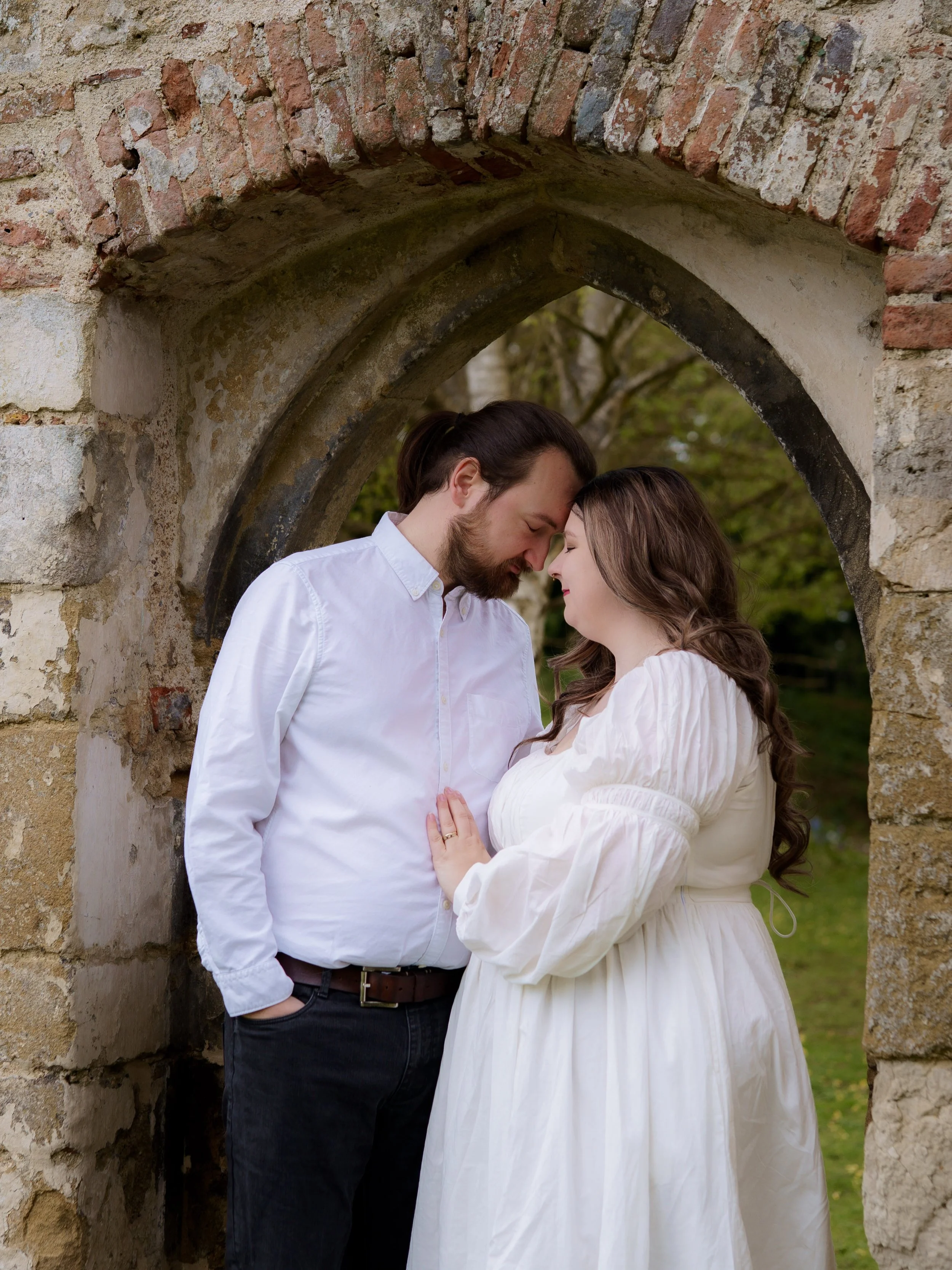 Photos vs location 🌿
There&rsquo;s something about an old castle ruin. 
Thank you to @thecrownandthesword for a lovely photoshoot 🤍✨

#oxfordshirephotographer #buckinghamshirephotographer #couplesphotoshoot #romanticphotoshoot