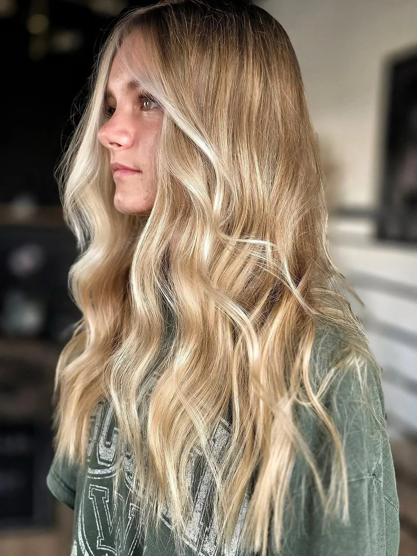 Done by &bull; @hairstylistbrielle_salonhaze 

&ldquo;Sweet angel Tatum 🤍
This gorgeous hair giving surfer vibes and a root shadow for low maintenance! &ldquo;

#blonde #balayage #surfer #salt #gorgeous #yqrhair