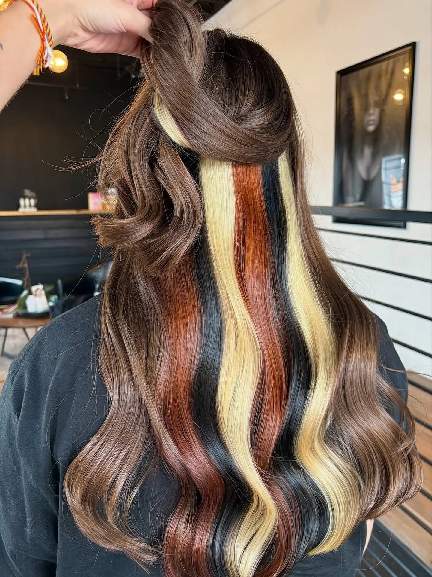 Done by&bull; @stylesbylauram 
&ldquo;A fun hidden calico moment🐈
Natural on top but a fun pop of colour underneath👏&rdquo;

@schwarzkopfcan @schwarzkopfpro 
#calicohair #vividhair #hair #yqr #yqrhairstylist highlights balayage calico schwarzkopfpr