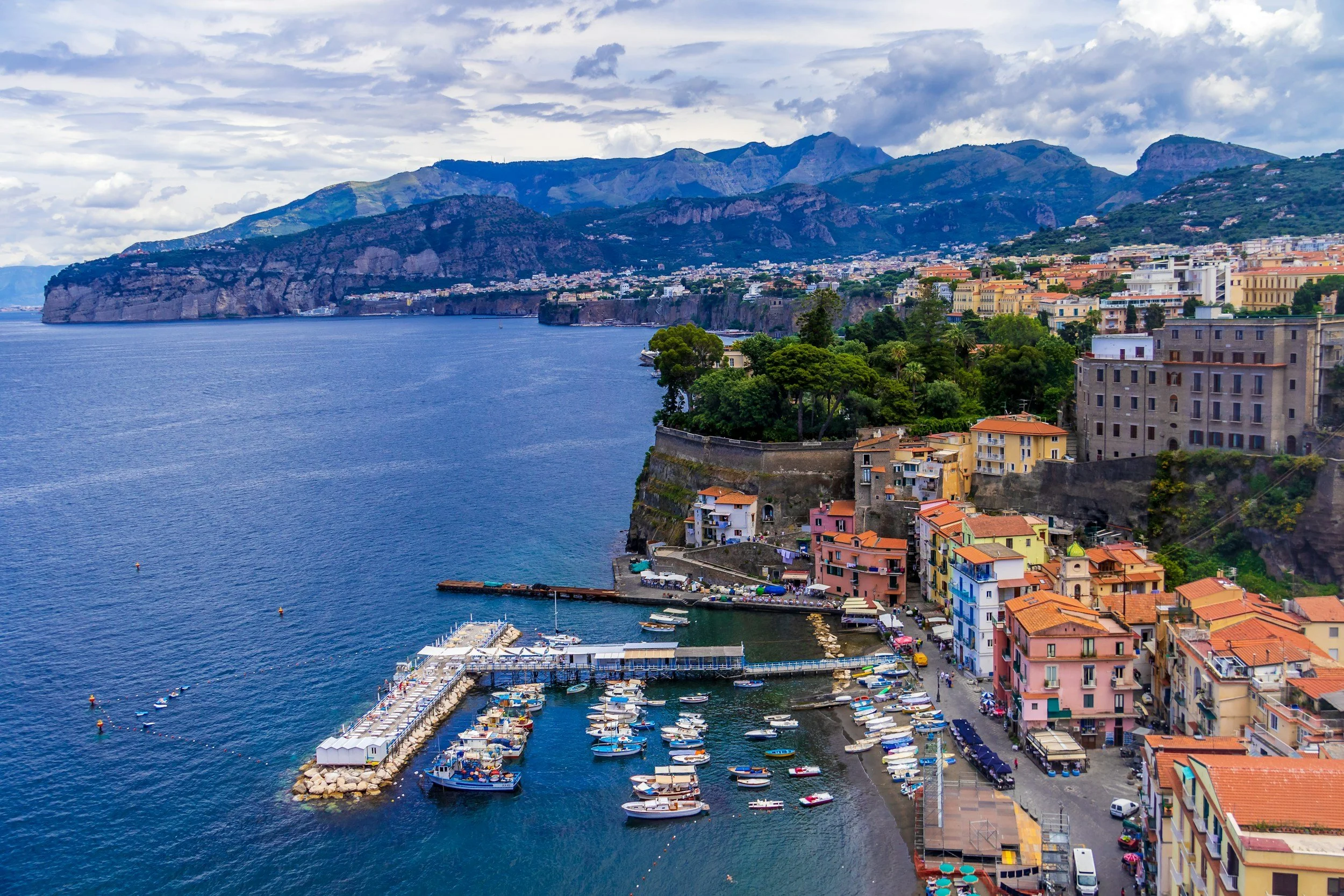 Sorrento - uma das melhores bases para explorar o sul da Itália. Com vista para o Vesúvio, excelente hotelaria e fácil acesso a Capri, Nápoles e à Costa Amalfitana, a cidade combina charme, gastronomia e logística estratégica para o roteiro.