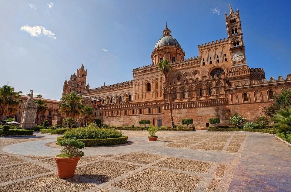 Palermo - com seu mix de influências árabes, normandas e mediterrâneas, Palermo é uma cidade de contrastes, rica em cultura, história e sabores únicos. Explore mercados típicos, igrejas antigas e desfrute da autêntica gastronomia siciliana.
