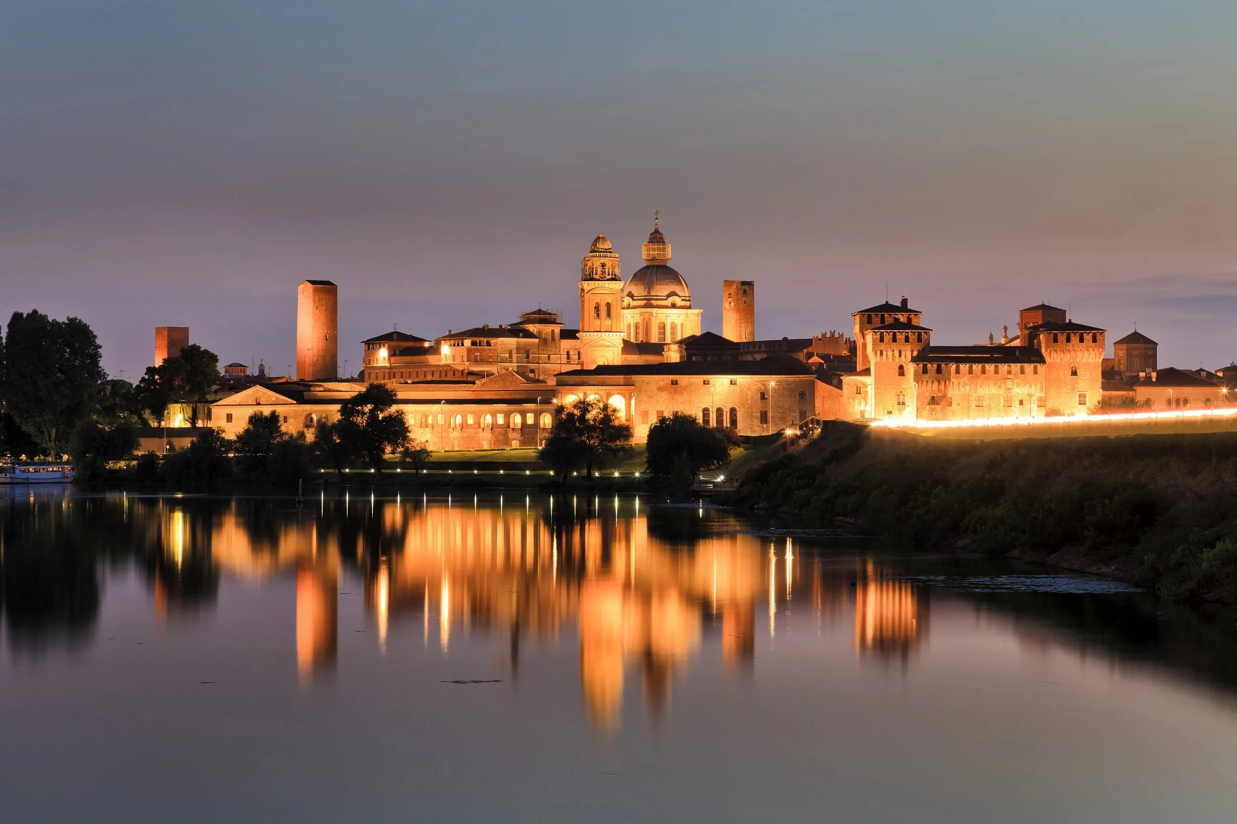 Mantova - uma cidade encantadora, famosa por sua arquitetura renascentista e rica história. Com palácios majestosos, igrejas deslumbrantes e o imponente Lago de Mântova, é o destino perfeito para quem busca uma Itália autêntica.