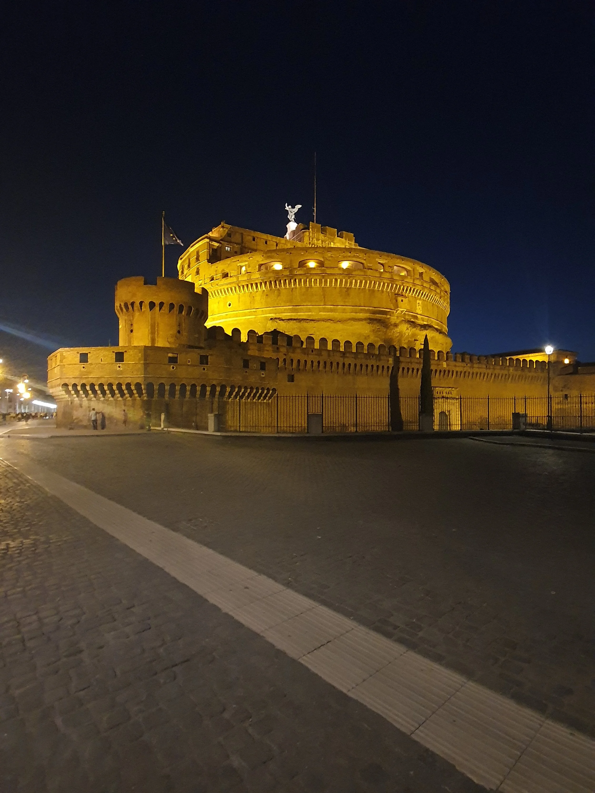 Roma - um destino que une história, cultura e beleza em cada esquina. Do Coliseu ao Vaticano, cada monumento conta séculos de histórias fascinantes. Sem falar na gastronomia, que oferece sabores únicos como carbonara e gelato.
