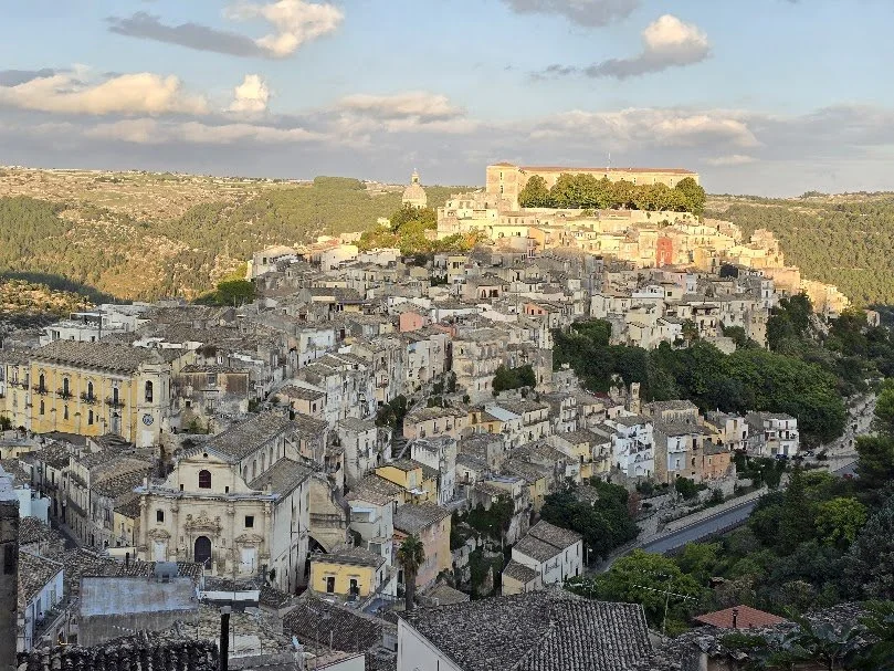 Ragusa - com suas ruas de pedra e igrejas impressionantes, Ragusa é um destino fascinante, onde a arquitetura barroca se mistura a vistas deslumbrantes e charme de suas praças.