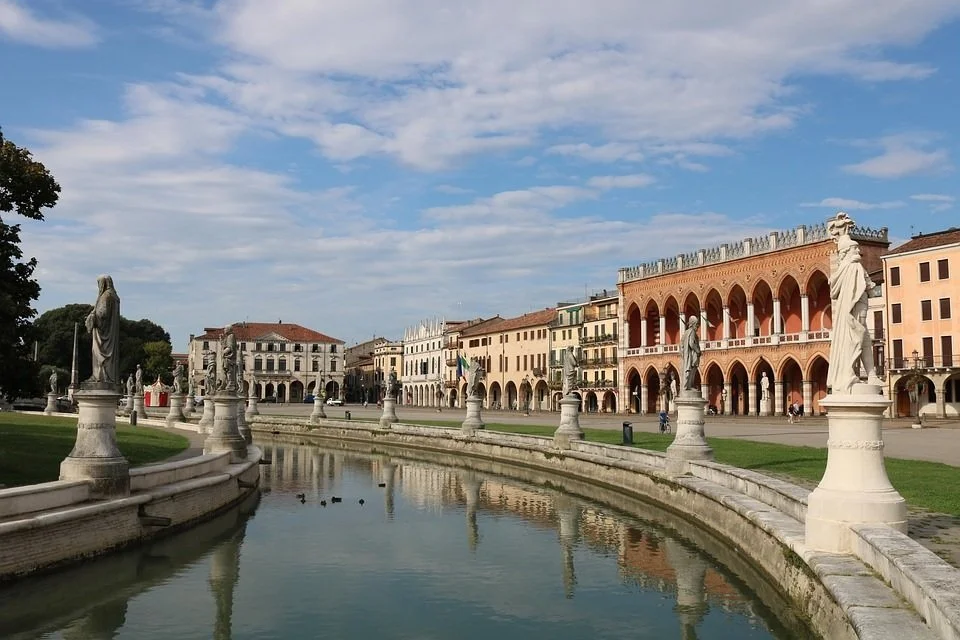 Padova - cidade rica em cultura e história, famosa pela imponente Basílica de Santo Antônio e suas praças medievais. Com suas universidades antigas e incríveis obras de arte, é o destino perfeito para quem busca autenticidade e tradição.