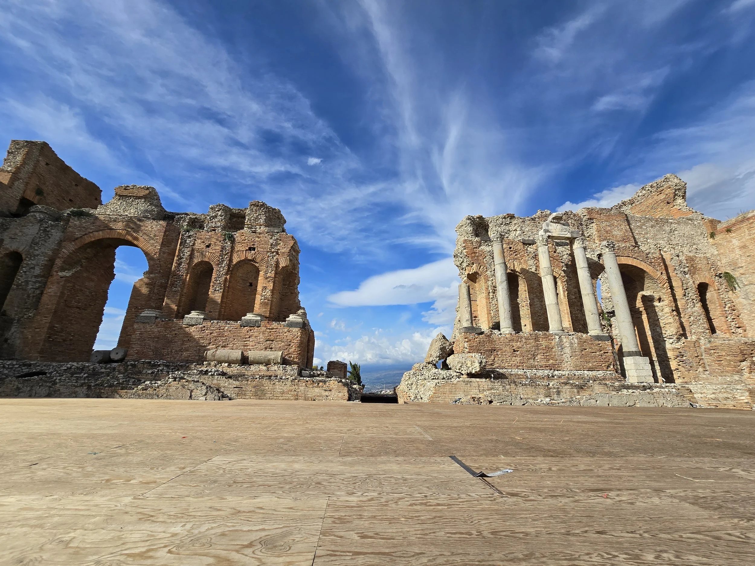 Vista do Teatro Grego e, Taormina, Sicilia, Italia.