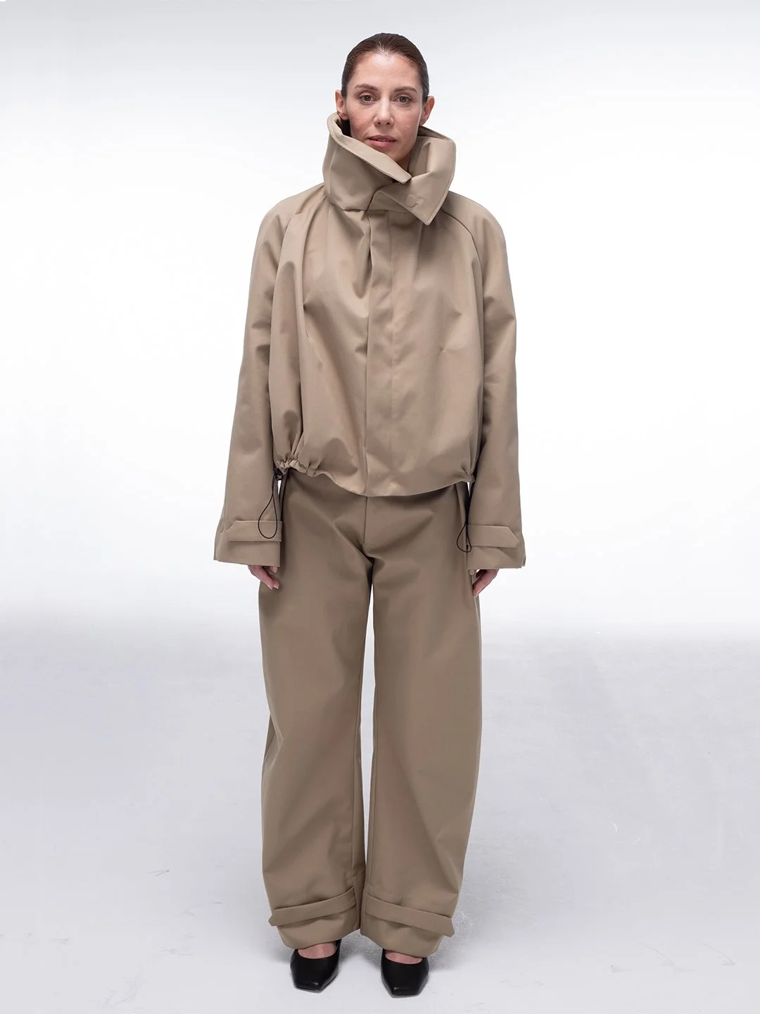 beige_gabardine_barrel_trousers_technical_mpower_1.jpg