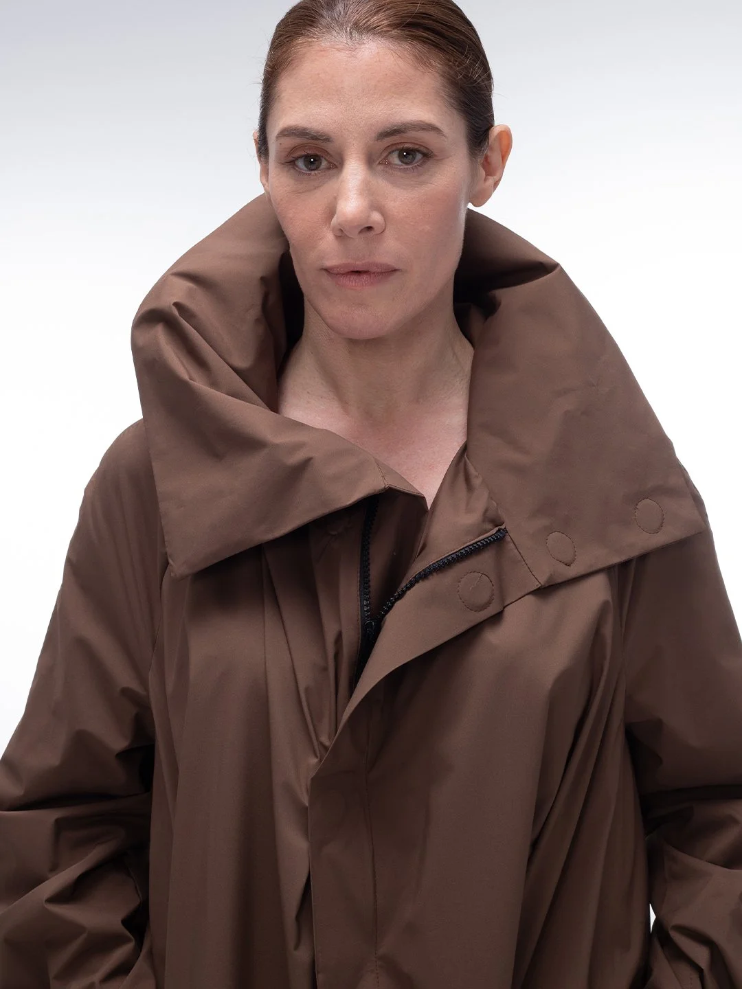 technical_nylon_trench_coat_brown_wide_mpower_6.jpg