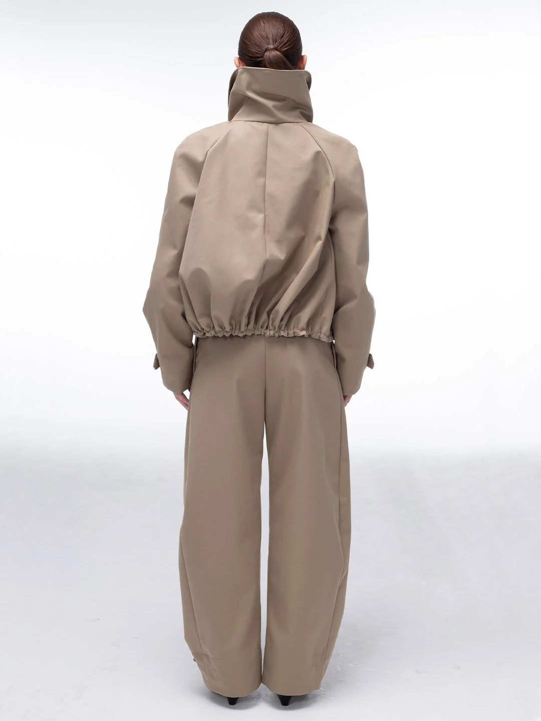 beige_gabardine_barrel_trousers_technical_mpower_5.jpg